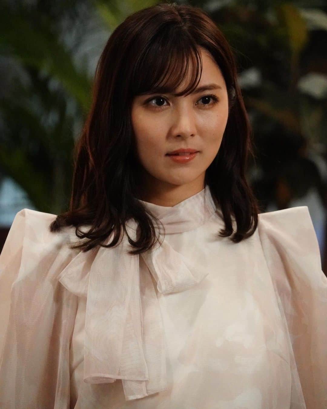 のインスタグラム：「昨日のNTV「Dr.チョコレート」第8話放送後から、huluオリジナルストーリー「新聞記者・奥泉渚と疑惑の女たち」が配信スタート🍫 実は奥泉と薮下は3年前から飲み友達だった、、？ 薮下の雰囲気が本編とはかなり違いますが、その真相とは？👁 これから本編放送終了後に全3話が更新されていきますが、観ていただければ本当の薮下穂乃花を知っていただけるはずです！ 七瀬ちゃんと宮下監督と試行錯誤しながら挑んだ長い長い会話劇は本当に濃密で、お芝居が心から楽しい！と感じられた時間でした。 ぜひ本編と併せてチェックしてください🔥 #Drチョコレート #hulu」