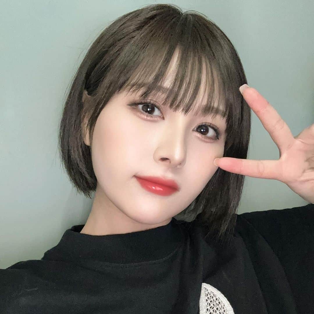 佐藤栞のインスタグラム：「髪の毛みじかくなったという遅れての報告🫠 全然写真撮らなくなってしまったなぁあ お出かけしたい☔️ . この間初めて石膏マスクとコルギやってもらった❗️ 終わって鏡見たら顔めちゃ小さくなってるし、あれ自分の目ってデカいかも？！ってびっくりしたょ😆 髪の毛短くしたタイミングだったから顔小さく見られるの嬉しいな⭐️ . @r1_omotesando  #ショートボブ #ショートカット #コルギ #美容」
