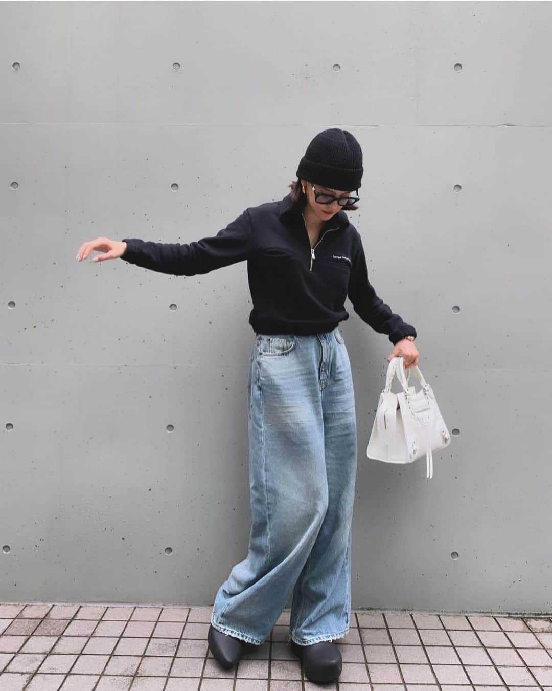 のインスタグラム：「🖤  tops : @largeinterior  pants : @balenciaga  shoes : @balenciaga  bag : @balenciaga  glasses : @gentlemonster   #elook_e」