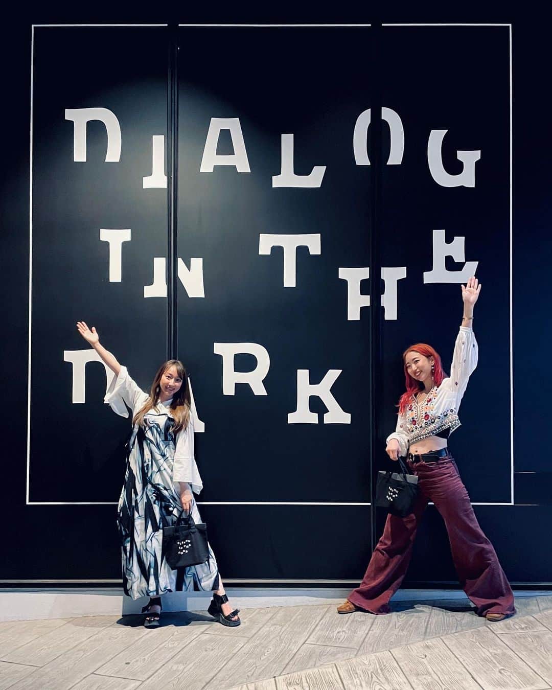 笹木香利のインスタグラム：「DIALOGUE IN THE DARK 対話の森  J-WAVE 平日(月-木)の朝05:00-06:00『JAST A LITTLE LOVIN’』ナビゲーター長井優希乃さんと行ってきました！🙌  ダイアログ・イン・ザ・ダークは、純度100％の暗闇空間の中を視覚障がいを持ったガイドさんに案内されながら探索をしていきます  なにも見えない空間に純粋にワクワクしたり、突然恐怖を感じて動くのが怖くなる瞬間があったり、自分ひとりだけという閉じた感覚に浸りたくなったり、他の参加者と暗闇で声を掛け合う中でオープンマインドになっていつもより自由になったり…  視覚以外の感覚に敏感になるのはもちろんのこと、自分自身の心の変化にもとても敏感になって、初めての経験でした。  アテンドしてくださったまりさんが本当に素敵な方で、はじめましての他の参加者の方々との交流もたくさん出来て、シンプルにとても楽しかったです！ 6月までの限定で、TBS日曜劇場ドラマ「ラストマン」とのコラボイベントもやっているそうなので、また他の会場も行ってみたいな！  ダイアログ・イン・ザ・ダークについては J-WAVE 毎週日曜日の深夜25:00からの『Dialogue Radio-IN THE DARK-』で暗闇からの放送をたのしめます◎  さらに @jll813_ でも取り上げられるようなので番組ぜひ聴いてくださいね！🙆‍♀️🫶」