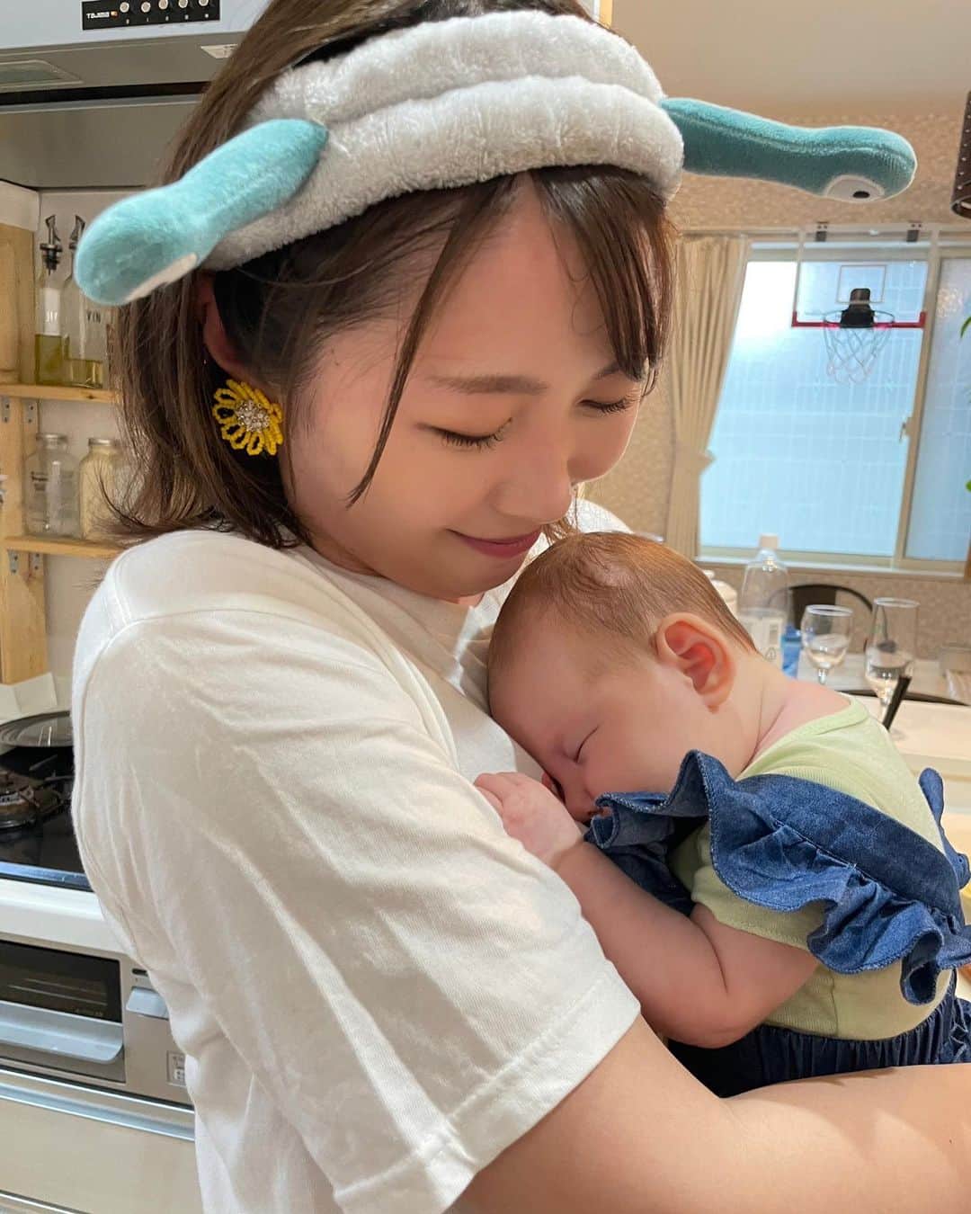 のインスタグラム：「・ ・ おっはる～雨の日曜日☔️  この前アラほろの撮影でブレちゃんのお子を抱っこしたよ👶🏻💗 あ～可愛い！癒された～🥰✨✨  いつかはるベイビーにも会えたらいいなぁ🤭💭 (アラサー独身女ガンバル。笑)  また早く会いたいな～😚😚😚  @horoyoitai_kp 🍺 ・ ・ ・ ・  《SNS》 🌻YouTube（２つやってます✌️） ⚫︎アラサーほろよい隊  ⚫︎はるはるチャンネル (ストーリーズハイライトから飛べます✈️） 🌻Twitter  @ Haru2nrun 🌻TikTok  @ haru2n.run ・ ・ #お子 #ベイビー #赤ちゃん  #赤ちゃん写真 #赤ちゃんフォト #赤ちゃんのいる暮らし #女の子ベビー  #女優#俳優#ダンサー#RIZINガール #新人YouTuber  #YouTuber #チャンネル登録お願いします  #大人女子#ビール女子 #グルメ女子  #お酒好き女子 #お酒好きな人と繋がりたい  #ビール部 #お酒好きと繋がりたい  #アラサー女子#アラサー独身女子 #アラサー独女  #いいね歓迎 #フォロー大歓迎  #japanesegirl #instagood #like4like #photooftheday」