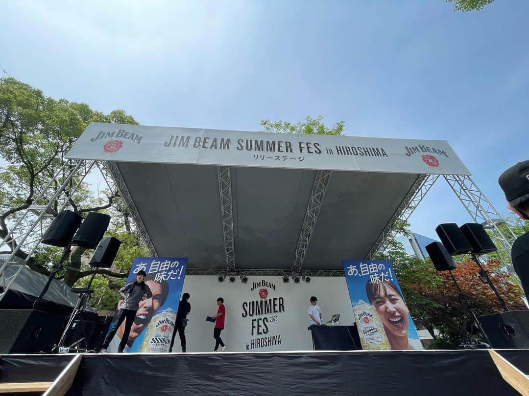 HIPPYのインスタグラム：「4年ぶりのフラワーフェスティバル 4年前はこの田中町リリーステージによる ジムビームサマーフェスでのステージ  そして今年も僕をアンバサダーとして 呼んでいただいた  この4年  待っててくれたこのステージを 今年のフラワーフェスティバルの1番のステージにしたい  そんな気持ちです  待ち焦がれたフラワーフェスティバル 他の大きなステージにもお誘いいただきましたが 歌わせていただくのはこのステージ一筋です  本日6/11（日）14:00〜 HIPPY&TEEのスペシャルステージ  フラワーフェスティバルには たくさんのステージがあります  それぞれの場所で それぞれの最幸の花を咲かせましょう」