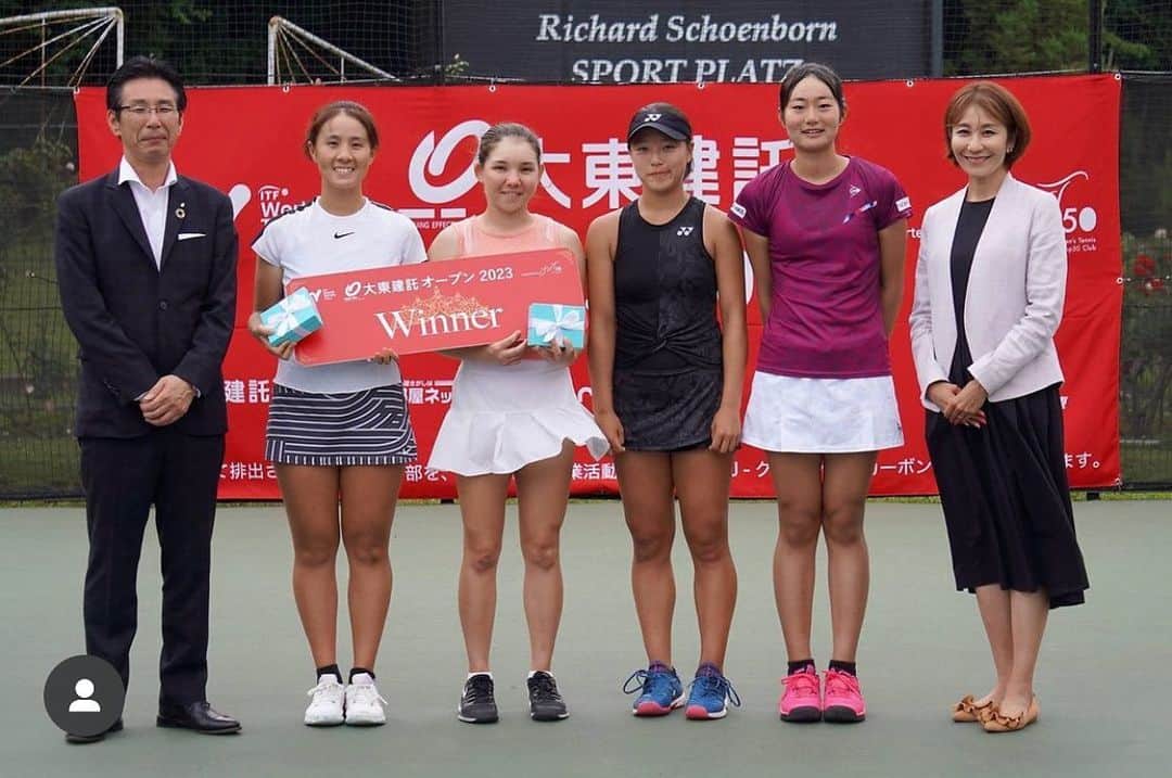 のインスタグラム：「大東建託オープン柏大会2023のダブルスは宮本亜弓選手、リュー理沙マリー選手が松田鈴子選手、虫賀愛央選手を7-56-2で破り優勝しました。  宮本亜弓選手、リュー理沙マリー選手、優勝おめでとうございます！  どちらのチームも素晴らしいプレーをしていましたが、宮本・リュー理沙マリーのペアの方が積極的にプレーしたのが勝因だったと思います。  さぁ、ここから世界を目指そう‼️  #tennis #テニス #tennisplayer  #tournamentdirector  #jwt50 #世界を目指そう #大東建託オープン」