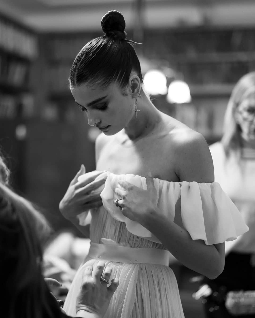 テイラー・ヒルさんのインスタグラム写真 - (テイラー・ヒルInstagram)「@taylor_hill and her now husband Daniel Fryer got engaged in June of 2021 when Daniel proposed with a three-stone emerald cut diamond engagement ring while the couple was on vacation in Italy. After the engagement—but before the bride made the trip home to Winter Park, Colorado get married—Vogue caught up with Taylor for her final wedding dress fitting in Manhattan with @etro creative director @marcodevincenzo. “This is [actually] the first wedding dress that Etro has ever made!” Taylor shares.   The model has been working with #Etro for nearly a decade, so when she began thinking about who she wanted to make her wedding dress, it just made sense. “When they sent me the sketches of it, I was like, ‘It’s like you’re in my head,’” she remembers. “My favorite part of the dress is probably the top and the sleeve. It gives it the element of romance that I was looking for.” Tap the link in our bio to go behind the scenes of her final wedding dress fitting at #Etro. Photos: @lucabroilo」6月11日 8時54分 - taylor_hill