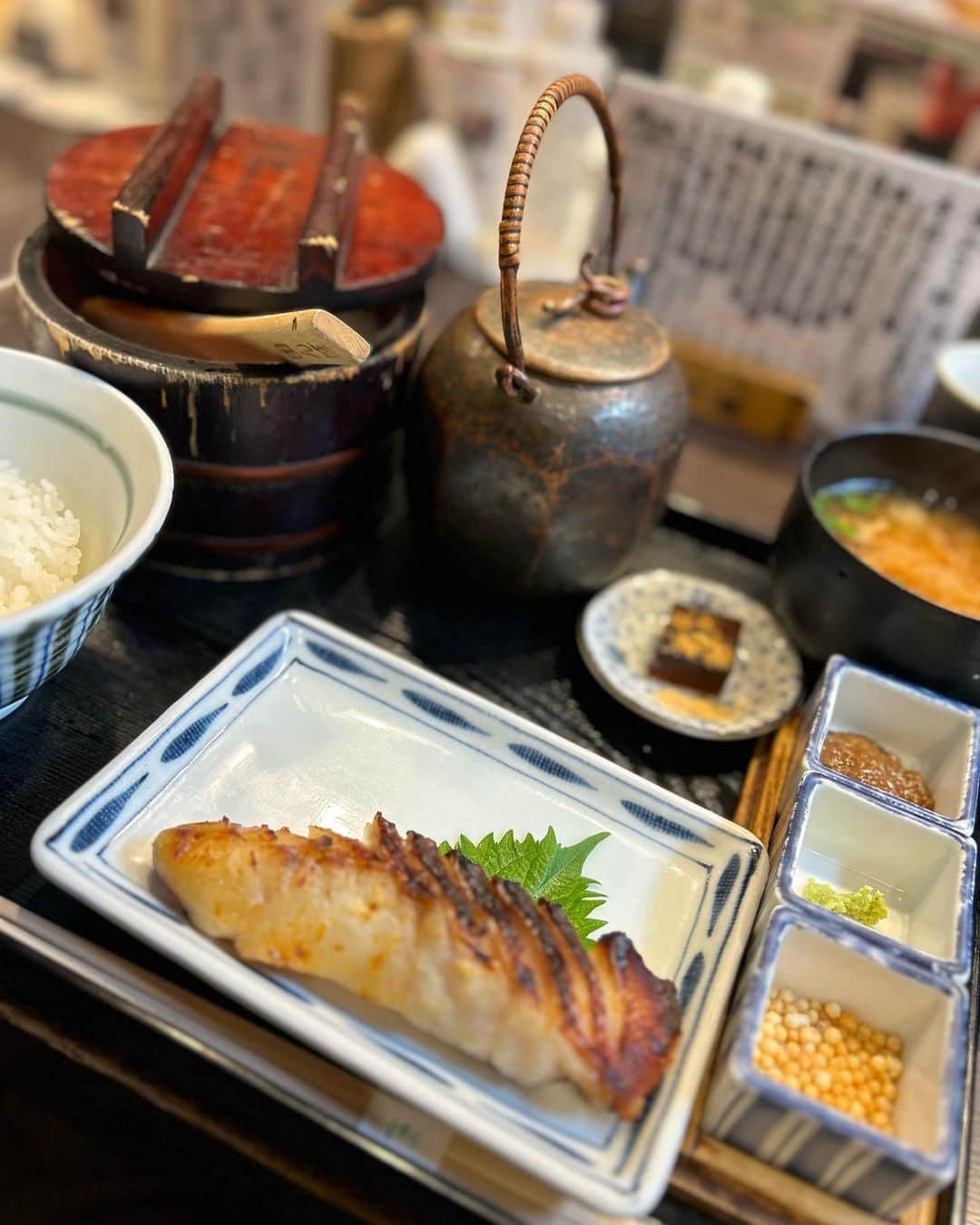浦田麻緖さんのインスタグラム写真 - (浦田麻緖Instagram)「The 和食‼️が食べたくなって、  きんきの西京焼き定食🐟(｡・н・｡)ﾊﾟｸｯ🥢 注文してから待ってる間に、、、🍙( Ꙭ)っ🍙おにぎりのおもちゃ見つけた👀  テーブル毎に置いてあるから全部中身見てみたくなった🤣🤣🤣今度違う席お願いしよっwww  ちなみに好きなおにぎりの具は、シーチキンマヨネーズ🤤   #和食  #定食  #お魚定食  #きんき  #おにぎり  #おにぎリング  #結婚してください  #ｷﾀ━(ﾟ∀ﾟ)━! #田んぼ  #プロポーズ」6月11日 8時59分 - mao.urata