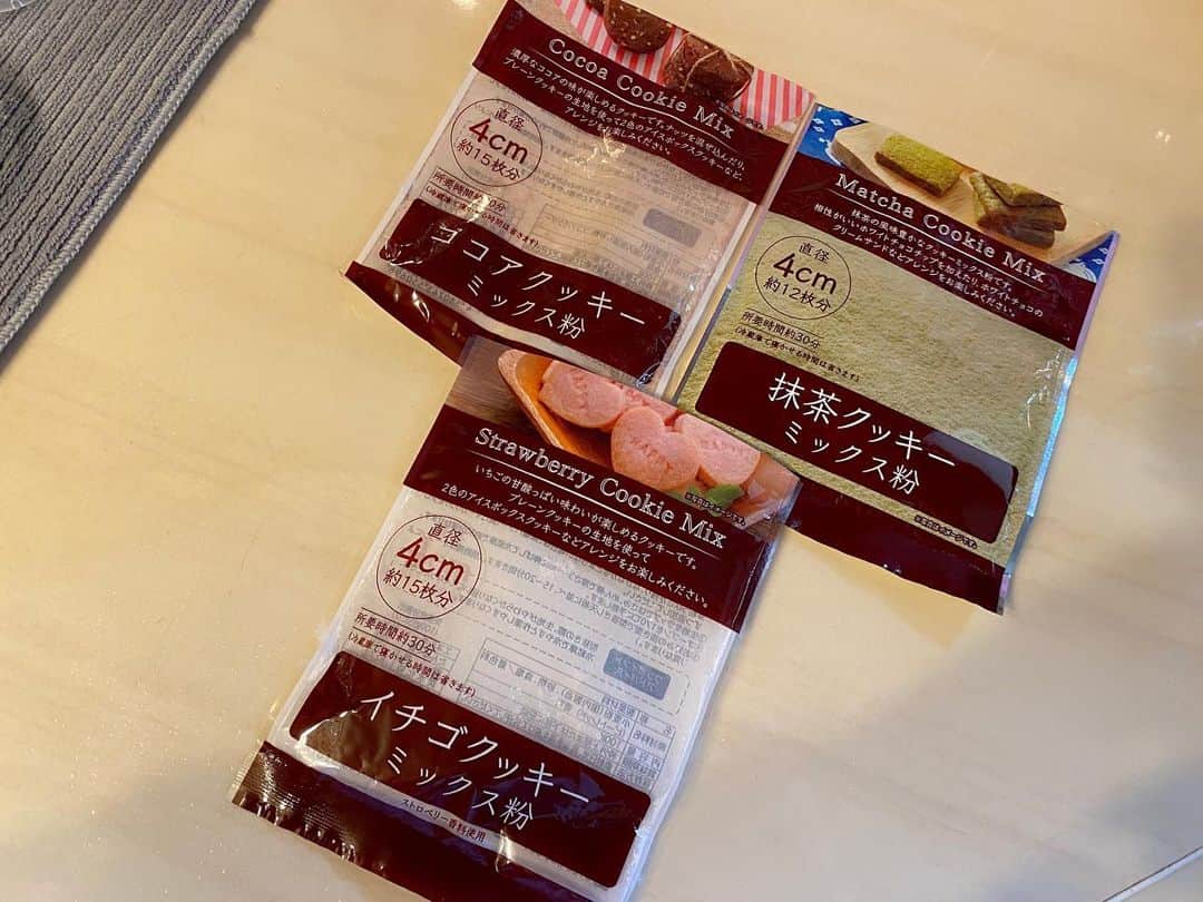 業務田スー子さんのインスタグラム写真 - (業務田スー子Instagram)「スージーだYO!! おはYO!! ＊ セリアの製菓コーナーで買ったクッキー粉って"美味しいの？""いまいちなの？" 実際に作って食べてみたどー✨  https://ameblo.jp/suuko-gyomuda/entry-12806430359.html ↑スイカクッキーの作り方🍉や型抜きクッキー、ラッピングもセリアなどなど書いています❤︎  ＊ 雑誌『おしゃれ手帖』ではレシピも掲載させていただきました┏○))ﾍﾟｺ お手にとっていただけたら嬉ぴー子です❤︎ ＊ あと半年生きたら20歳の胡蝶爺✨ フレー📣✨ フレー📣✨ コーチョーじぃー📣✨ 老猫こちょじ🐾これからも応援よろしくお願いいたします(´͈ ૢᐜ `͈ૢ) ﾑｷｭ〜   #セリア購入品 #セリア #セリアのクッキーミックス #スイカクッキー #型抜きクッキー #馬クッキー #老猫 #ねこすたぐらむ #cat #cats #cookies #おしゃれ手帖 #ldk #業務田スー子#業務スーパー #スージーおばさんのクッキー」6月11日 9時13分 - suuko1014