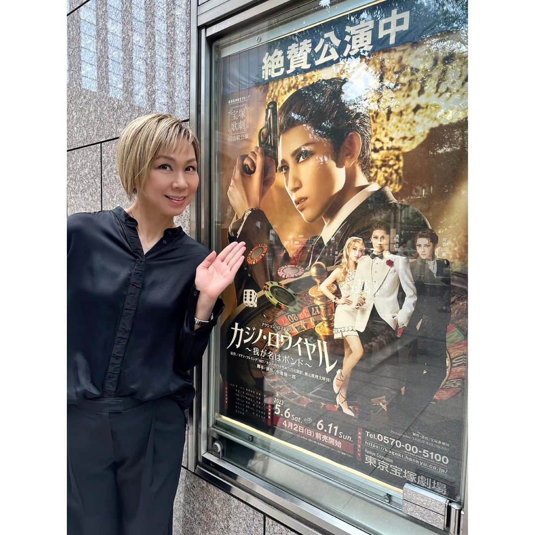 湖月わたるさんのインスタグラム写真 - (湖月わたるInstagram)「・ 先日、宙組公演『カジノ・ロワイヤル』観劇させていただきました！  ゆりかちゃん（ #真風涼帆 さん）と #潤花 さんのトップコンビ退団公演。 お客様の温かい拍手に、 ひとりひとりの頑張っている姿に、 退団者の皆さんの輝きに、 最後は涙腺が崩壊しました…  私の退団公演の時に最下級生で、原石のようにキラキラしていたゆりかちゃん。 そして今、たくさんの方に愛され、宙組を背負い、キラキラしているゆりかちゃん 大人の色気漂う男役の集大成を、 潤花さんとの美しいデュエットダンスを、 しっかりと目に焼き付けました✨  そして、組長スッシー（ #寿つかさ さん）の退団… 1年後輩で宝塚音楽学校の時からのなが〜いお付き合い。 宙組発足メンバーとして共に駆け抜けた同志。 常に真摯に舞台と向き合う姿、センスの良さに、今もどれだけ刺激を受けていることか… お芝居もフィナーレのダンスも、素敵過ぎました✨ 長い間、本当にお疲れ様でした。  本日退団される7名の皆さんのこれからの人生に、心からのエールを送ります✨  そして、これからも《宙組》を皆さんと共に応援していきたいと思います‼️ ・ #宝塚歌劇団 #東京宝塚劇場 #宙組 #サヨナラ公演 #千秋楽 #生配信で有終の美を見届けます✨ #湖月わたる #watarukozuki」6月11日 9時12分 - watarukozuki_official