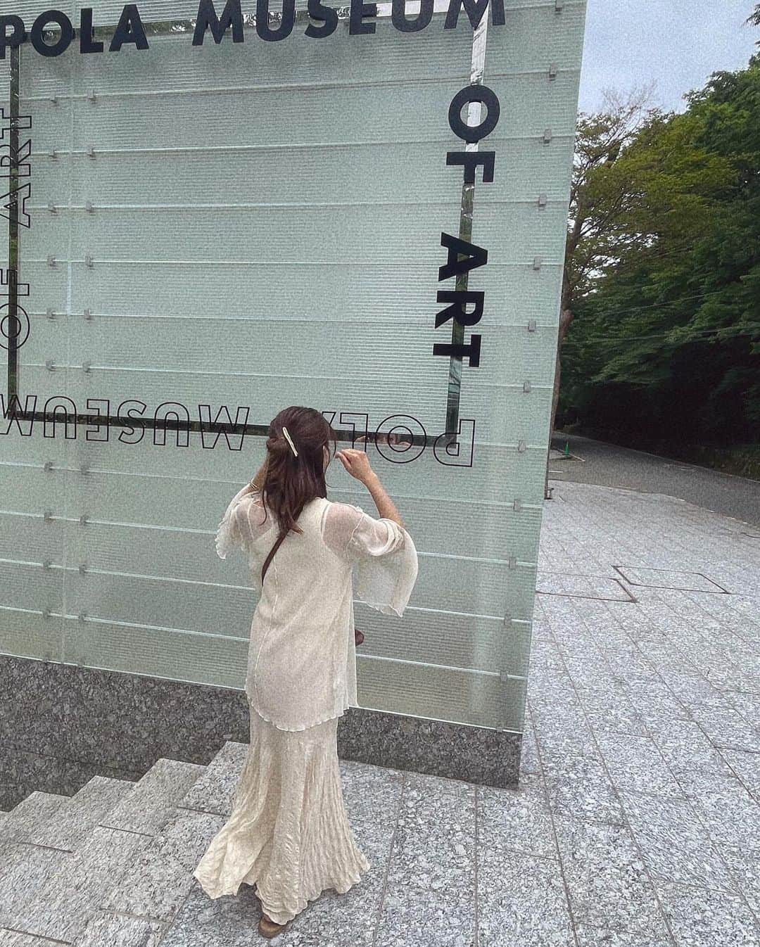 桃咲まゆさんのインスタグラム写真 - (桃咲まゆInstagram)「_  ポーラ美術館 🏛️  美術品に全く詳しくはないけれど、 アートと静かにむきあえる時間はとっても贅沢な時間 🪞  素人な私にも分かりやすい説明があったり、作品も身近で斬新なものが多かったりとより楽しめました！  カフェもあるのが最高… ☕️♡笑 期間によって展示品も変わるスペースもあるので何回行っても楽しめそう！また行きたい！  現在展示中の「部屋のみる夢」 現代の作家の方の新型コロナきっかけで生まれた(？)作品がとっっても素敵で特に印象に残っています 🚪(恥ずかしいくらい文章力ないごめんなさい。🥲)」6月11日 9時22分 - mayu_momosaki