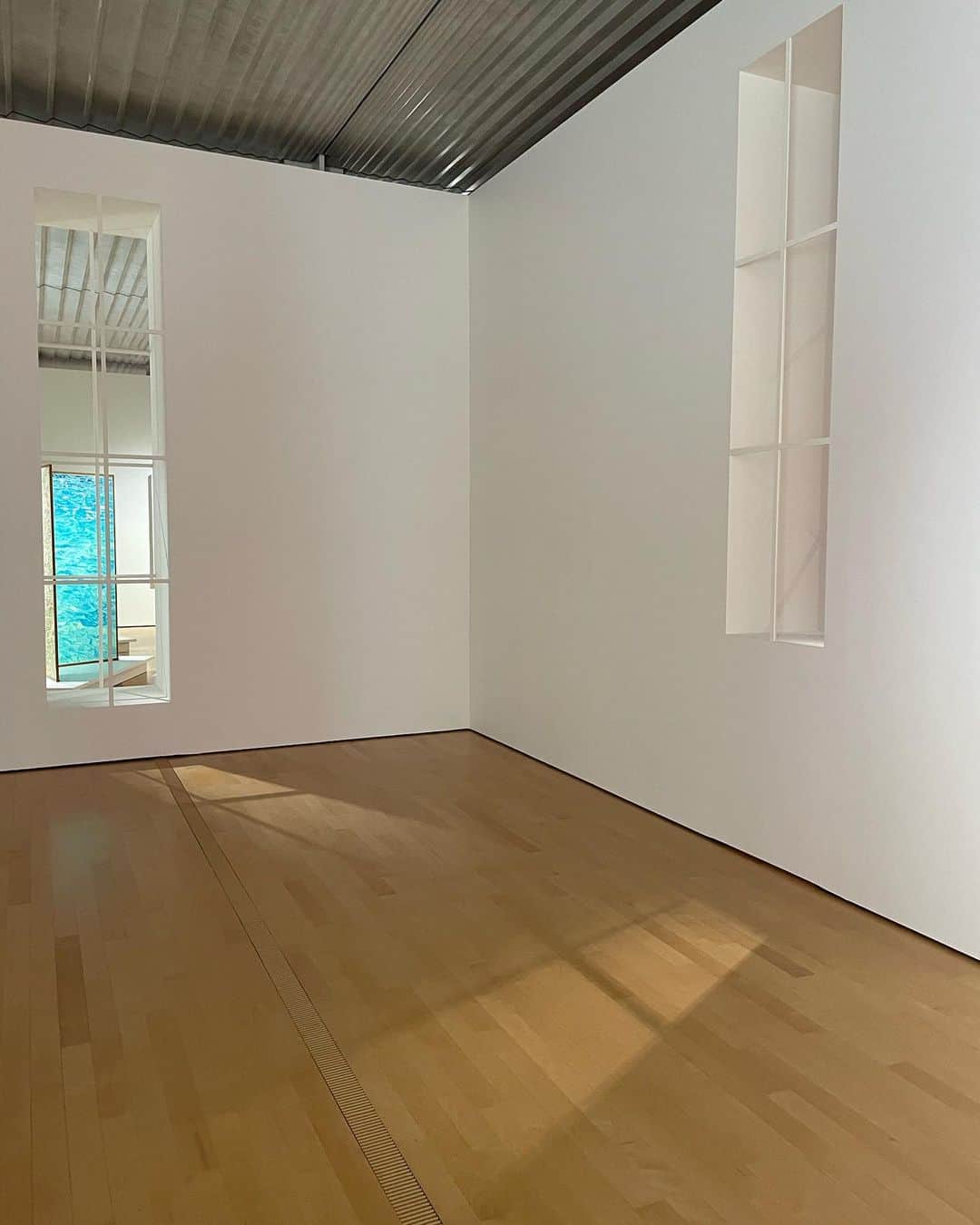 桃咲まゆさんのインスタグラム写真 - (桃咲まゆInstagram)「_  ポーラ美術館 🏛️  美術品に全く詳しくはないけれど、 アートと静かにむきあえる時間はとっても贅沢な時間 🪞  素人な私にも分かりやすい説明があったり、作品も身近で斬新なものが多かったりとより楽しめました！  カフェもあるのが最高… ☕️♡笑 期間によって展示品も変わるスペースもあるので何回行っても楽しめそう！また行きたい！  現在展示中の「部屋のみる夢」 現代の作家の方の新型コロナきっかけで生まれた(？)作品がとっっても素敵で特に印象に残っています 🚪(恥ずかしいくらい文章力ないごめんなさい。🥲)」6月11日 9時22分 - mayu_momosaki