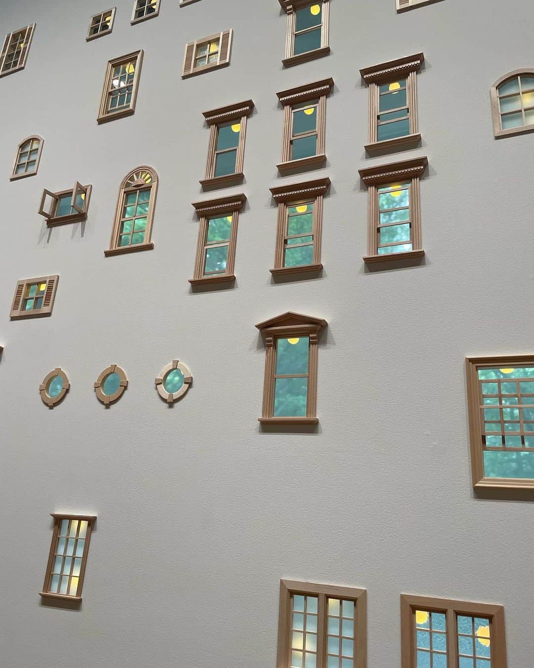 桃咲まゆさんのインスタグラム写真 - (桃咲まゆInstagram)「_  ポーラ美術館 🏛️  美術品に全く詳しくはないけれど、 アートと静かにむきあえる時間はとっても贅沢な時間 🪞  素人な私にも分かりやすい説明があったり、作品も身近で斬新なものが多かったりとより楽しめました！  カフェもあるのが最高… ☕️♡笑 期間によって展示品も変わるスペースもあるので何回行っても楽しめそう！また行きたい！  現在展示中の「部屋のみる夢」 現代の作家の方の新型コロナきっかけで生まれた(？)作品がとっっても素敵で特に印象に残っています 🚪(恥ずかしいくらい文章力ないごめんなさい。🥲)」6月11日 9時22分 - mayu_momosaki