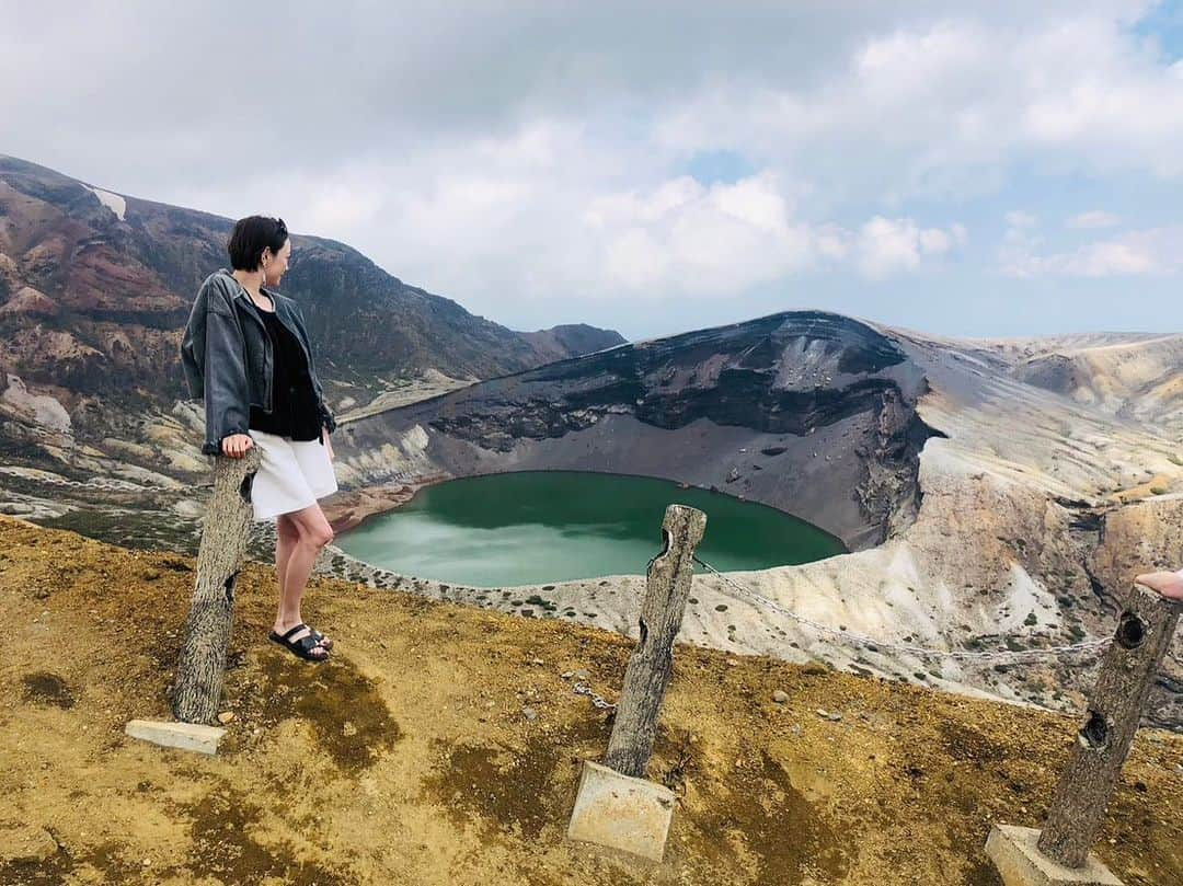 ちすんのインスタグラム：「御釜  （宮城県と山形県の県境にある火口湖、五色沼って呼ばれてるらしい）  初めて行って綺麗に見えたのはスゴイことなんだって😄  3枚目　記念に積んできた  5枚目　間違った服装  決して短パン、サンダルでは行かないように❌  めちゃめちゃ険しいしめちゃめちゃ寒い🥶  周りは本気の登山着でしたww  宮城？山形？どっち論争  富士山の静岡？山梨？と同じね😂  #御釜 #山形 #宮城 #火口湖 #服装には気をつけて #まだまだ行ったことがないところがありすぎる #日本旅行」