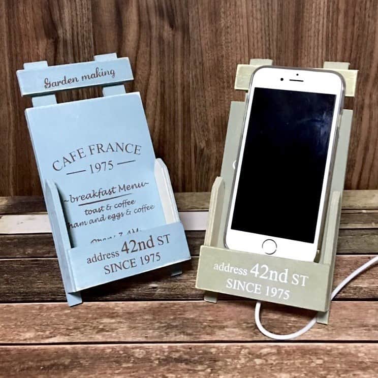 のインスタグラム：「『100均商品を組み合わせたスマホスタンド』 投稿者: SPR diyrepi.com/photos/1446/  投稿ありがとうございます★  #diyrepi#ダイレッピ#てづくり #diyアイデア #diy#リメイク #ハンドメイド  #日々の暮らし #丁寧な暮らし  #インテリア #インテリア雑貨 #お洒落雑貨 #男前雑貨 #リビングインテリア #木製雑貨 #アンティークワックス #セルフリノベ #セルフリノベーション #diy好きな人と繋がりたい #日曜大工  #簡単diy #簡単diy#スマホスタンド」
