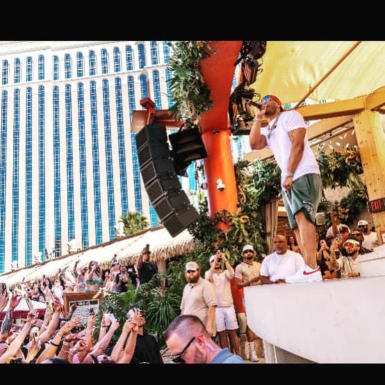 ネリーさんのインスタグラム写真 - (ネリーInstagram)「Vegas who popping out tomorrow @taobeach !!!!! We Up ⬆️ ⬆️ ⬆️ #DerrtyEnt」6月11日 9時20分 - nelly