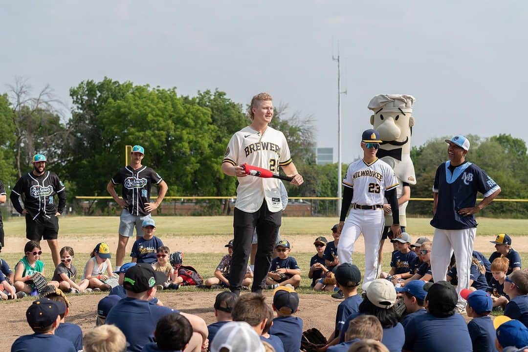 ミルウォーキー・ブルワーズさんのインスタグラム写真 - (ミルウォーキー・ブルワーズInstagram)「Having fun and playing ball!   This morning, we hosted a free baseball and softball clinic for kids in the Milwaukee area in honor of #PlayBallWeekend.   #ThisIsMyCrew」6月11日 9時26分 - brewers