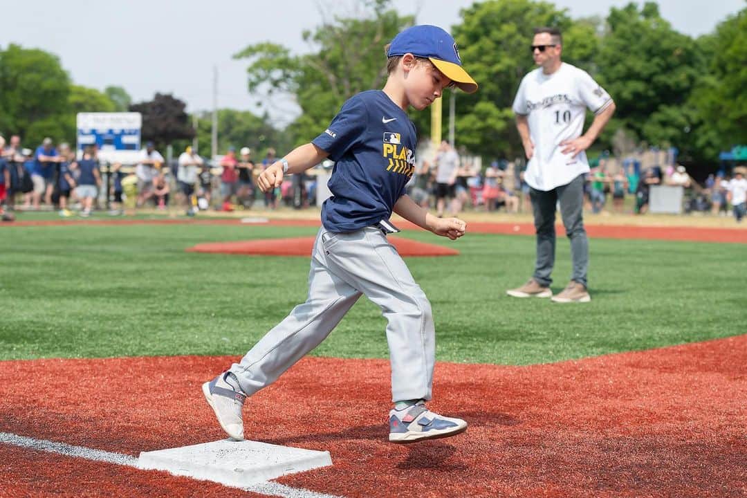 ミルウォーキー・ブルワーズさんのインスタグラム写真 - (ミルウォーキー・ブルワーズInstagram)「Having fun and playing ball!   This morning, we hosted a free baseball and softball clinic for kids in the Milwaukee area in honor of #PlayBallWeekend.   #ThisIsMyCrew」6月11日 9時26分 - brewers