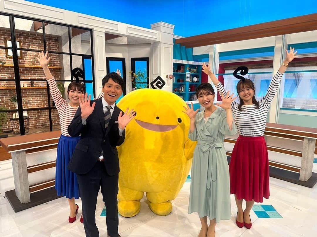 広島ホームテレビ「HOME NEXT neo」さんのインスタグラム写真 - (広島ホームテレビ「HOME NEXT neo」Instagram)「お久しぶりです。岡本です！🥰  ぽるぽるダンス、ピタニューバージョンの撮影をしました！☺️✨ 直前までスタジオ前でみんなで練習しました🤣楽しかったです！  皆さんも一緒に、 テレビの前でぽるぽるじゃんけんをしましょう〜✊🏻✌🏻🖐🏻 6月下旬からの朝5時59分〜天気予報と6月24日朝9時30分〜「ピタニューサタデー」で放送予定です！  #広島ホームテレビ#ピタニュー#ぽるぽる#アナウンサー#吉弘翔#山﨑菜緒#野村舞#岡本愛衣」6月11日 9時27分 - home.announcers