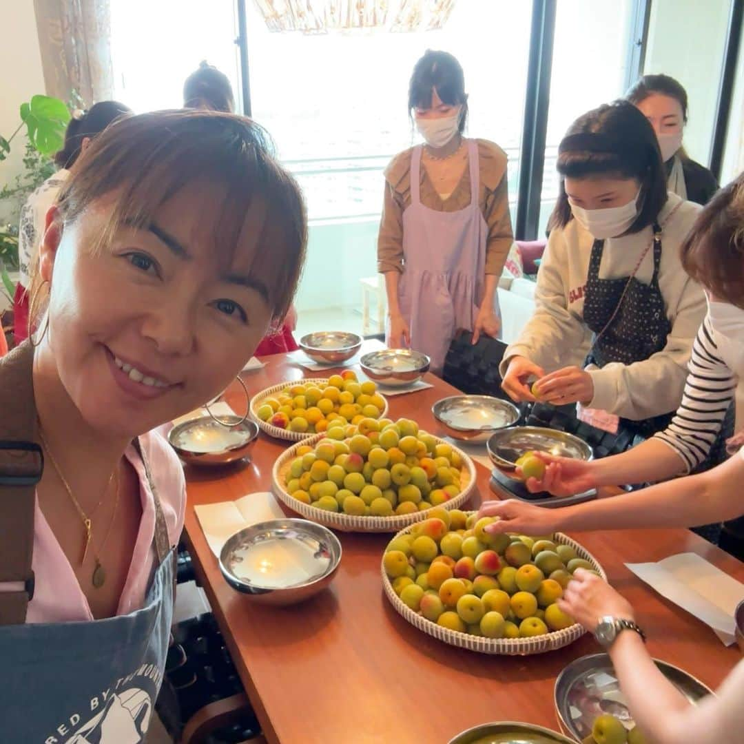 田中律子のインスタグラム：「『🇰🇷Pomedemikitchen料理教室🇰🇷』　@pomedemikitchen   発酵梅エキス作りーー✨ 有機栽培の紀州南高梅、大粒で肉厚の梅を使って仕込みましたー❤️ プクプク発酵して、美味しい梅エキスになるまで、あと1か月☝️ おいしくなーれってかき混ぜて、育てます✨  これから暑くなるから、炭酸で割って飲むのがいいねー🤤  エミ先生いつもありがとう❤️  #pomedemikitchen料理教室  #韓国料理  #梅エキス作り  #きび砂糖  #紀州南高梅  #発酵」