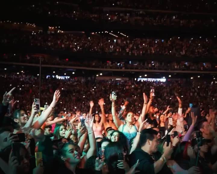 ロメオ・サントスのインスタグラム：「Jamás voy a superar lo de anoche.   La frase NOCHE ÉPICA en esta ocasión queda corta. No lo digo por mi, sino por el perfecto clima, por la mejor vibra de los mejores fanáticos del mundo - “Los Romeistas” - y por la presencia de @Elmayimbe, @rubbyperezoficial, @tonogalactico, @ramonorlandov, @nattinatasha y @elnephew.   !Las gracias también quedan pequeñas! 🙏🇩🇴」