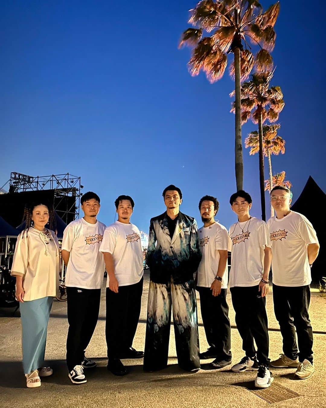 KREVAのインスタグラム：「GreenRoomBeach@大阪、トリを務めさせていただきました。最高だったなぁ！応援ありがとう！アンコールに出てくれたJQもありがとう！雨も降らなかった！ 皆んな楽しそうで良い顔してて気持ちよく揺れてて素晴らしいですね！横浜も含めてGreenRoomは場所選び雰囲気作り等々、GoodVibesがすごいです。また出れるように頑張ります！(早速今日これからKICKで出るけど)  #KREVA #greenroombeach  #KREBand初座組 #大阪」