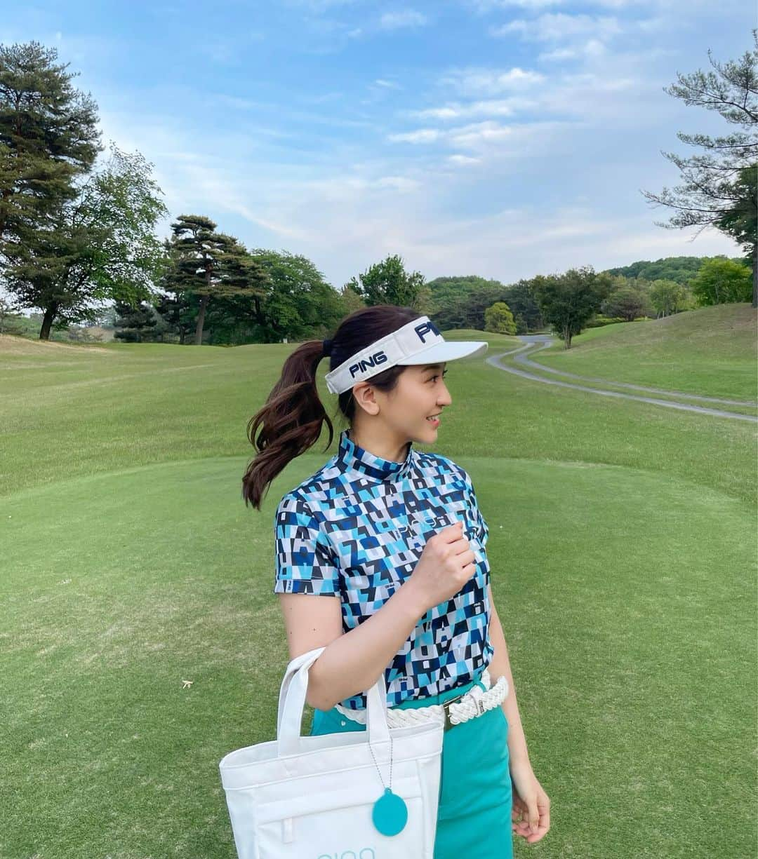 袴田彩会のインスタグラム：「このウェアとってもお気に入り🫶💙  アップグレードゴルフ⛳️ このあとテレビ東京　10:30〜です！ 今回のゲストはわちみなみさんです🥰  #アップグレードゴルフ  #pign」