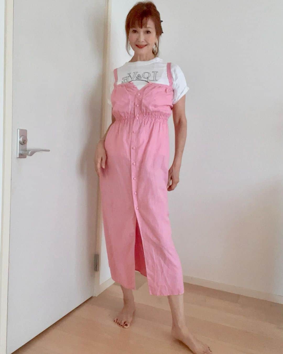 高見恭子さんのインスタグラム写真 - (高見恭子Instagram)「あなたが誰かを想うそのとき、誰かもあなたを思いだしています。  #pink #pinkdress #pinkstrapdress  #pinklove  #artisttshirt #fashion #fashionphoto #fashionlover  #smile #goingmyway」6月11日 9時42分 - takami_kyoko