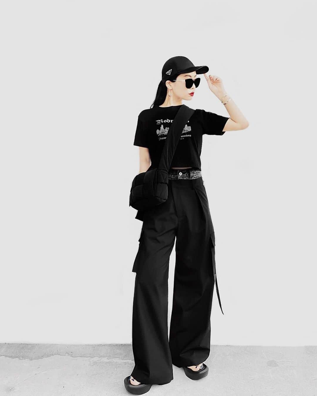 lve_xxxxのインスタグラム：「. . 今夜20:00発売！  このTｼｬﾂ着丈サイズ感共に なかなか使えます✌️  ｻﾝﾀﾞﾙはいう事なく ｽﾀﾒﾝのゴリ押しアイテムです☺︎  ｽﾄｰﾘｰ限定ｸｰﾎﾟﾝの取得 お忘れなく🫶  .」