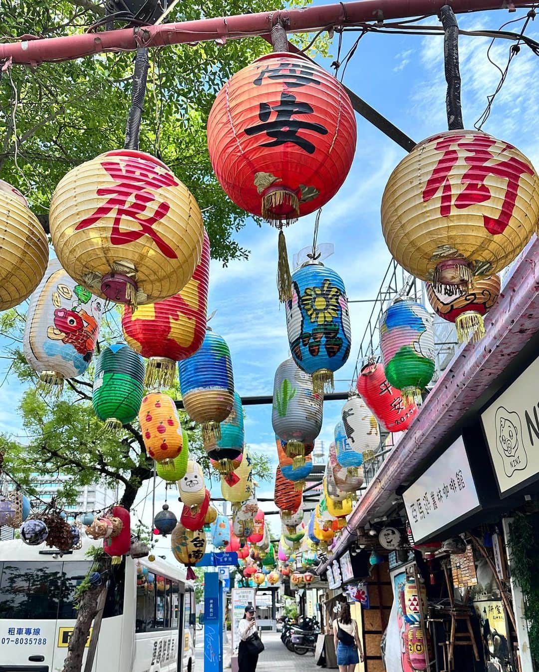 三戸なつめのインスタグラム：「ジェットスター ( @jetstar_japan )で行く台湾旅✈️🇹🇼  色々解禁前なので台湾の風景をちょと😌 カラフルで自由でちょいちょいクリスマスの雰囲気が残ってる台湾。笑 なぜバスの中にポケモンたちが!?ってつっこみたくなる。いい意味でゆるくてグーなのです👍🥹🌈 みんなで撮影の合間に「髙建」でお買い物したのも嬉しい思い出🛍️ 台湾に来たら木達を見るのも好きなのだけど、個性的でエネルギーぐわーっと感じて、いいんだよなぁ〜🌳🌳🌳 はぁー！また行きたい！今すぐにでもーう！！ #台湾 #台北 #台南 #ジェットスター #jetstar_japan #pr #mito_natsume」