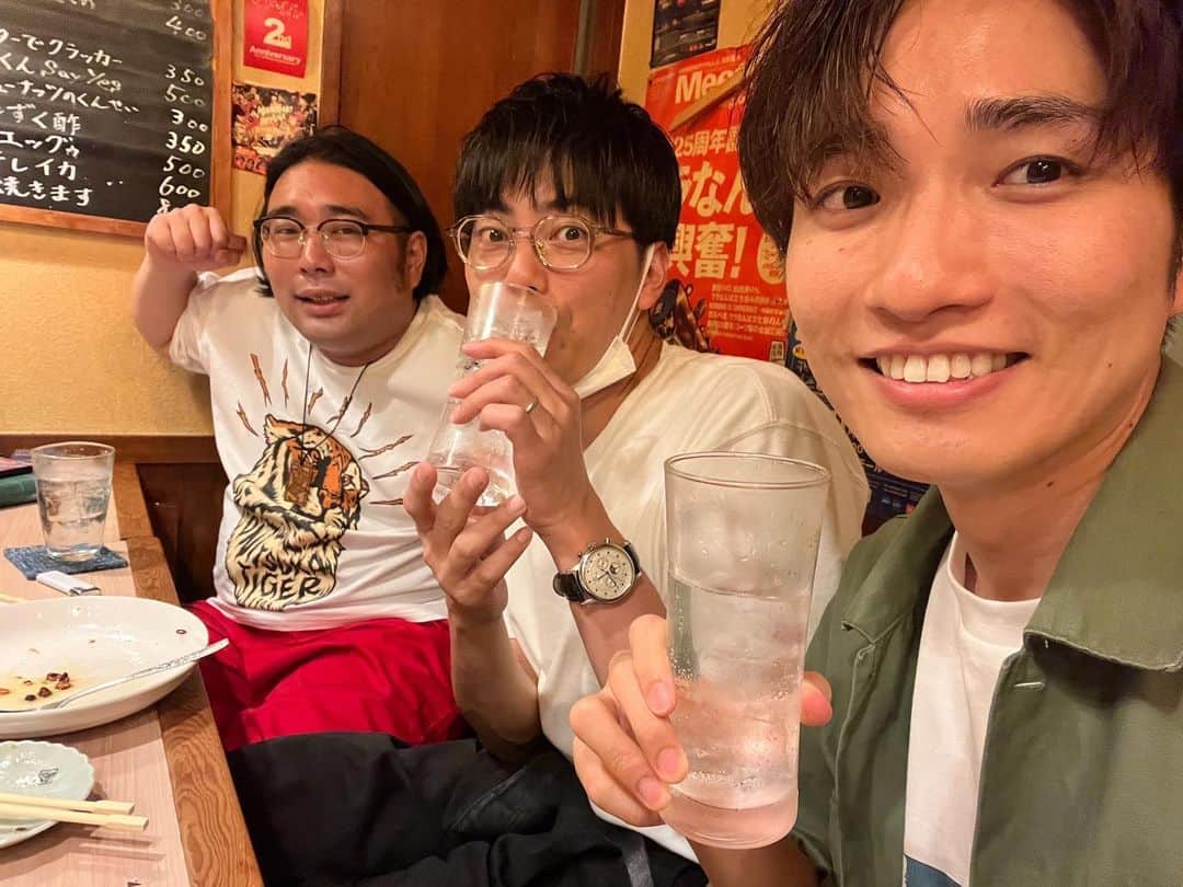 西村真二のインスタグラム：「🍻 昨日は大阪で8ステやらせて頂きました！ ご来場頂いた方ありがとうございました！ 売れてる漫才師さんがよくやる12ステをいつかコントでやりたいです！ 夜は原田海賊団で宴！ こんな夜がずっと続け！ もう一度言う！ #こんな夜がずっと続け」