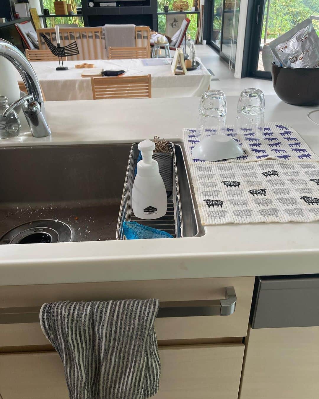ecomfort（エコンフォート）さんのインスタグラム写真 - (ecomfort（エコンフォート）Instagram)「アイランドキッチン、キッチンワークしていても、開放感も解放感もあって気に入ってます。 お客さまの時やオオモノを洗うときはディッシュウォッシャーですが、ふだんは手洗いが多い、、、洗ったらどこにどうやって置くの？ 安心してくださいと自分に言い聞かせたのがecomfortHouseの水切りマット。 スポンジワイプは私たちが日本で初めて紹介した時に、濡らすとスポンジのようにやわらかくなるし、拭きとるからワイプと名付けたら、もう普通名詞になってしまいました。でも使い方もっともっとお知らせしなくっちゃぁと思ってます。  高橋Suzuki百合子」6月11日 10時38分 - ecomfort_eoct