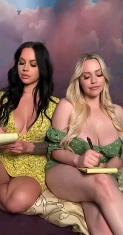 のインスタグラム：「Simone (@shotsofsimone) & Mia (@miamalkova) have a surprise. Check their profile (IT’S FREE)」