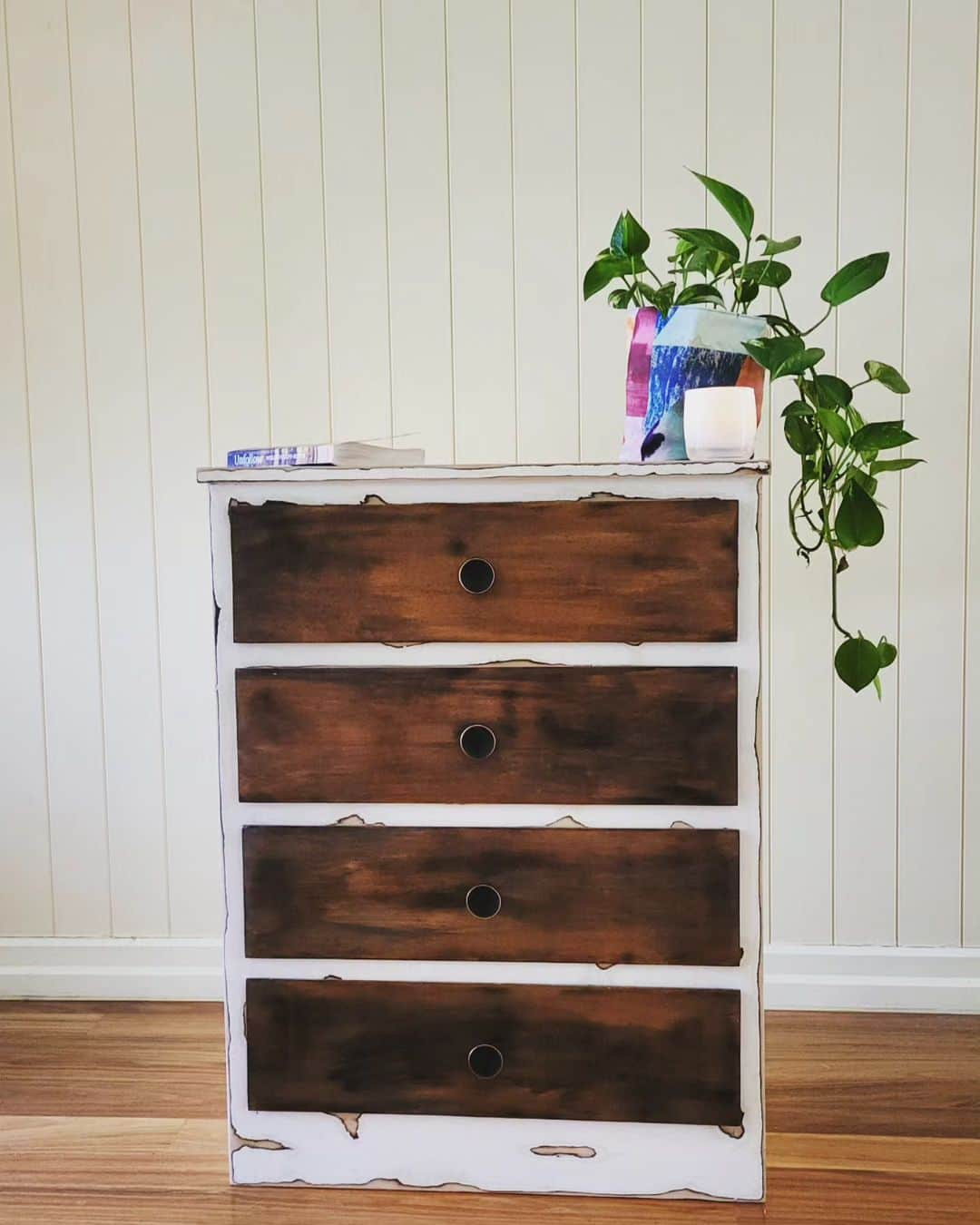 ケイト・キャンベルさんのインスタグラム写真 - (ケイト・キャンベルInstagram)「Little DIY project for the week 🤓  Was very unsure how this would turn out, but quite like the rustic look. Forgot to take a picture of the complete original piece, but scroll through to the end to see what it basically looked like - just think purple and white with no scuff sanding 🙈  #DIY #recycle #upcycle #refurbishment #refurb #furniture」6月11日 10時48分 - cate_campbell