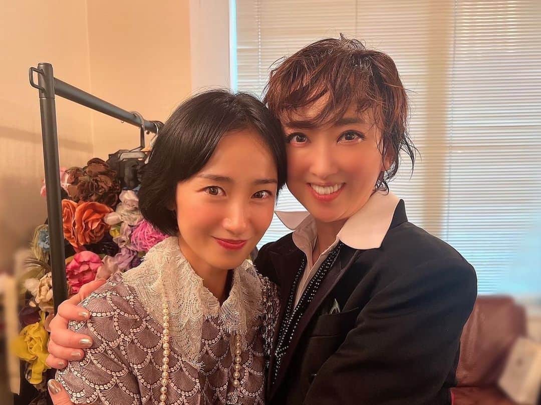 のインスタグラム：「. 昨日紫吹淳さん（リカさん）のコットンクラブLiveを観にお伺いしました☺︎  最後不意をつかれて、 まさかの出来事…粋なはからいを。  「私のヴァンパイア」（当時の思い出の曲です。） ほんとに洒落たことをするお方です。 再び隣で 泣けて泣けて、涙が止まらなくなりました 共に闘わせていただいた時間は 本当に尊いものだったのだと…  ずっと一線で活躍される姿。 リカさん自身の魅力もさることながら、たゆまぬ努力の賜物であると心から感動と激励をいただきました。  素敵な時間をありがとうございました！ そしてあの時代を温かく見守ってくださったお客様と再び同じ空間を共有できて幸せでした♡  @jun_shibuki_official  @kasuga_shiratori  #同期の森恵と共に♡」