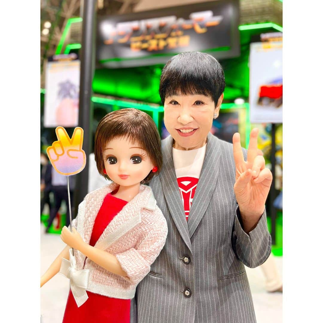 リカちゃんさんのインスタグラム写真 - (リカちゃんInstagram)「#東京おもちゃショー2023 の会場で和田アキ子さんにお会いしたの♪  ステージにテレビ取材と大忙しの中、一緒に撮影してくれてメルシーです！  #トランスフォーマー ブースの前で一緒に #アッコにおまかせ ！ のピースサイン♡」6月11日 11時00分 - bonjour_licca