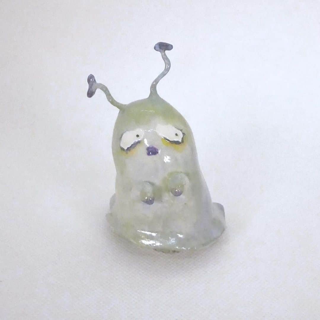 木越明のインスタグラム：「Running Ghost 💦  80mm×33mm stone powder clay, acrylic paint  2023  #akigoshinoyatsu  #sculpture #clay #clayart」