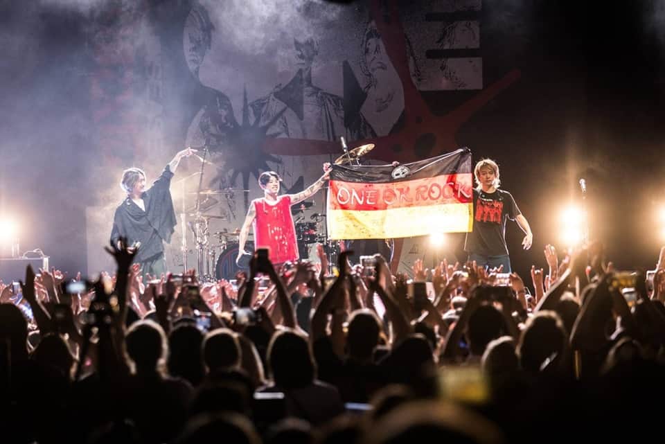 ONE OK ROCKさんのインスタグラム写真 - (ONE OK ROCKInstagram)「Thanks Berlin!! ONE OK ROCK 2023 LUXURY DISEASE EUROPE TOUR!!  #ONEOKROCK #LuxuryDisease #Europe #tour photo by @vollvincent」6月11日 11時03分 - oneokrockofficial