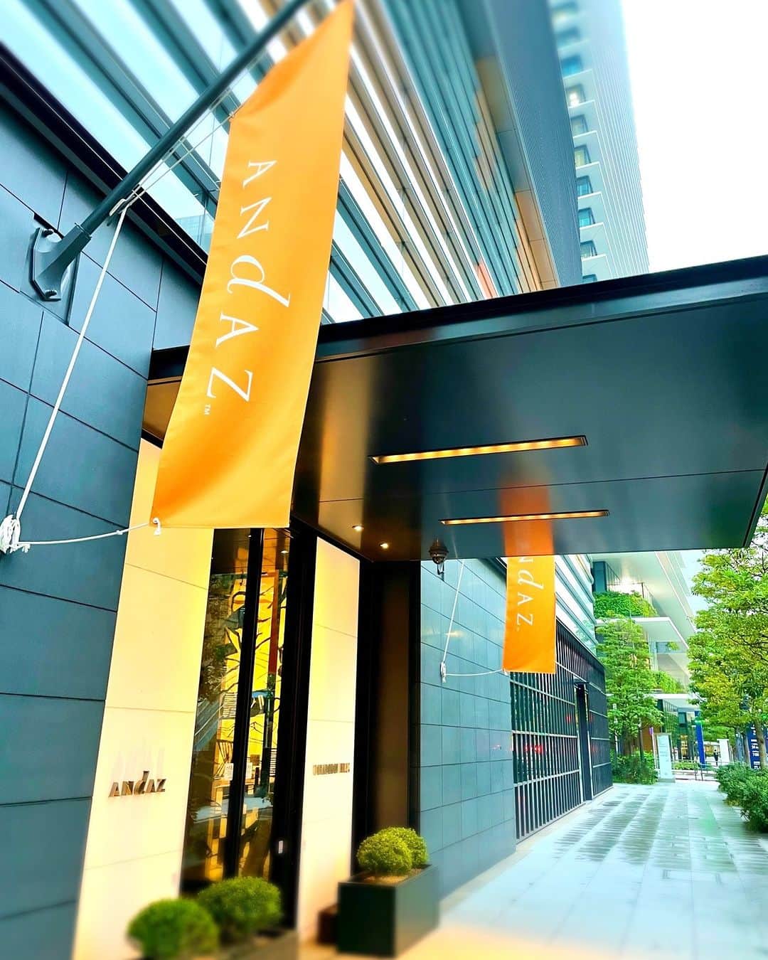 Andaz Tokyo アンダーズ 東京のインスタグラム：「アンダーズ 東京は、2014年の開業以来、多くのお客様にご愛顧いただき、本日で開業9周年を迎えることができました。これからも、皆さまがそれぞれのスタイルで、心地よい上質なひと時をお過ごしいただけるように精進してまいります。  今秋には、虎ノ門ヒルズステーションタワーが開業し、虎ノ門ヒルズが全面開業を迎えます。益々盛り上がる虎ノ門の街で、アンダーズ 東京も皆様にインスパイアリングな体験をお届けしてまいります。  Today marks our 9th anniversary! We are thankful and proud to have been welcoming guests from all over the world since the opening of Andaz Tokyo Toranomon Hills in 2014. We are continuously committed to provide our guests a level of service and unique experiences that exceed expectations.  This fall, the Toranomon Hills complex will be completed with the opening of the Toranomon Hills Station Tower. Andaz Tokyo will continue to provide inspiring and immersive experiences through the local culture and the neighborhood of Toranomon.」