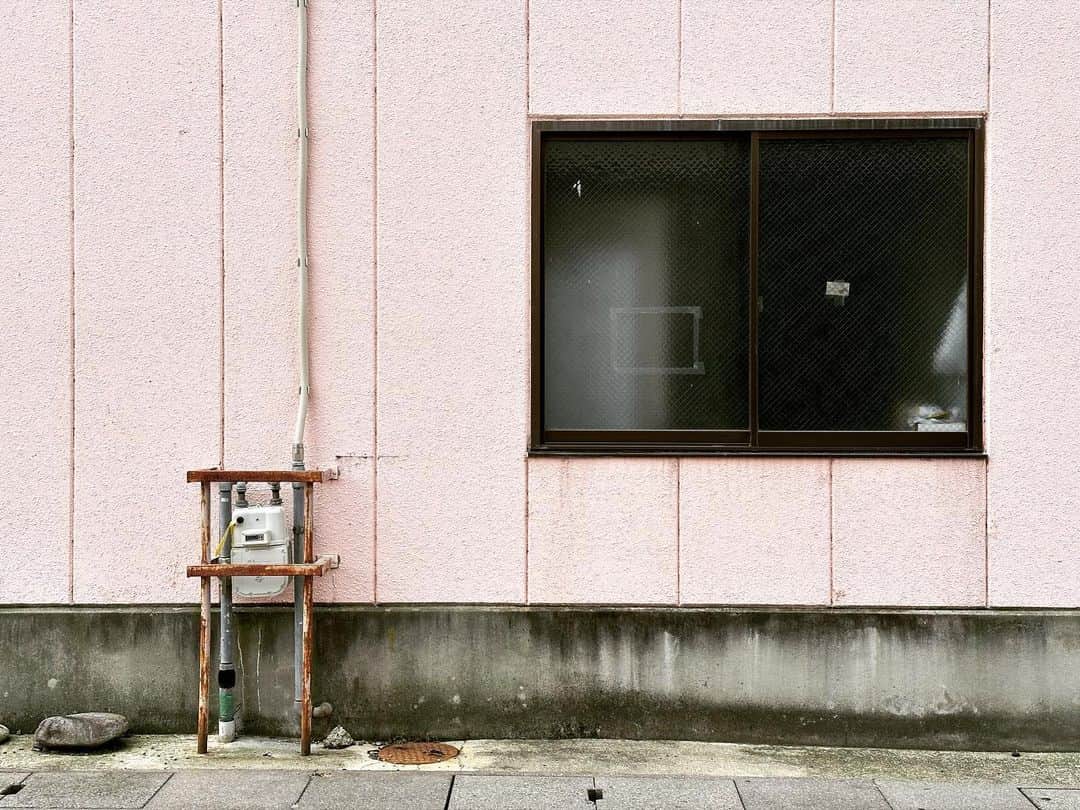藤田貴大さんのインスタグラム写真 - (藤田貴大Instagram)「. . ピンク色の壁は、おもったとおり、ケーキ屋さんだった。 . . . .」6月11日 11時12分 - fujita_takahiro