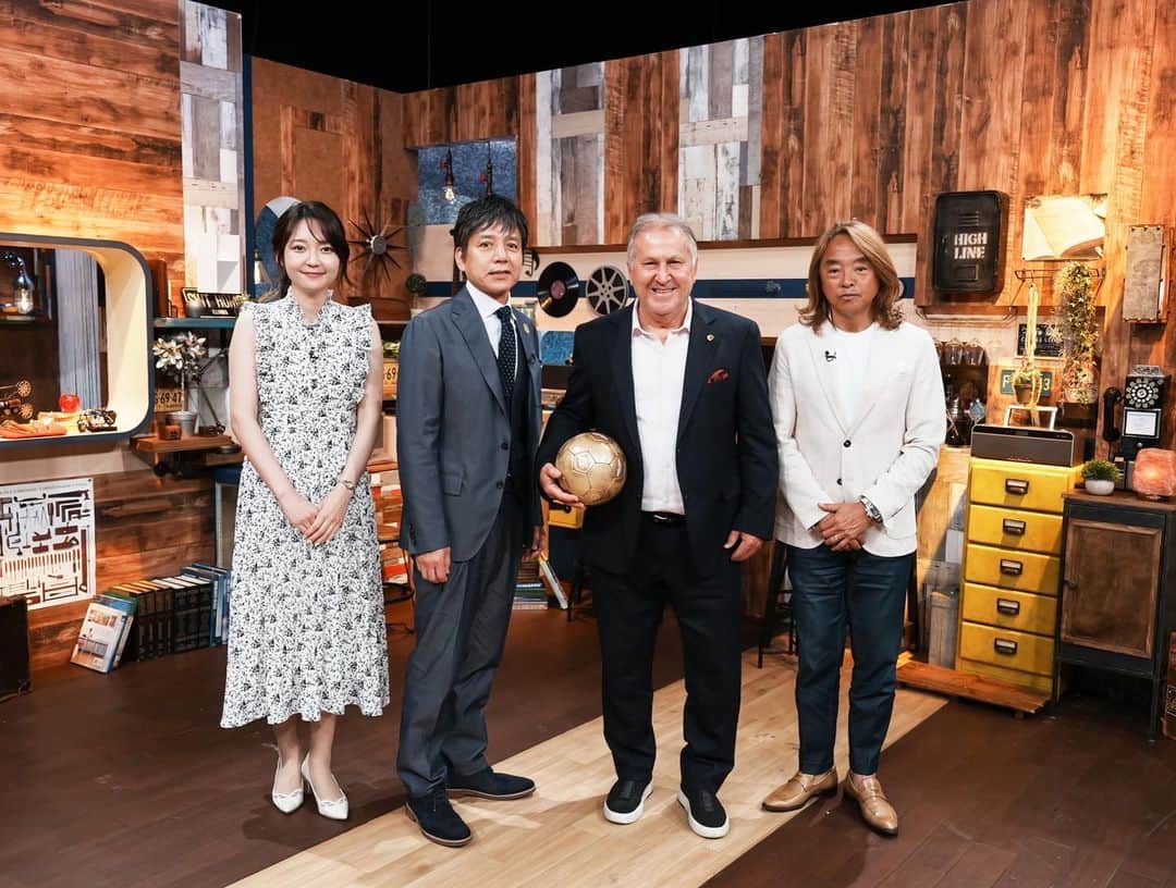 竹崎由佳さんのインスタグラム写真 - (竹崎由佳Instagram)「. テレビ東京では昨日深夜に放送された「FOOT×BRAIN」 サッカーの神様、ジーコさんが収録に来てくださいました👏（告知しそびれました...）  Jリーグができる前から日本でプレーし、日本サッカーの成長を見守り続けてこられた偉大な方。 70歳になられた現在も、サッカー教室を開かれるなど日本で精力的に活動をされています！  Jリーグ30年の歩みを、クラブの基礎を築いたジーコさんと共に振り返りました⚽️  BSテレ東では、6月18日（日）の深夜2時10分から放送されます。ご覧ください☺︎  ジーコさんの大きくて温かい手から、パワーをいただけたような気がしました✨  photo by 新井健介さん」6月11日 11時14分 - yuka__takezaki