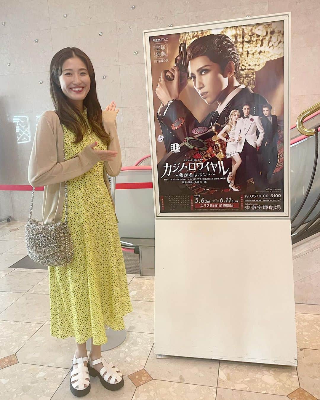 彩花まりのインスタグラム：「. 宙組さん 千穐楽おめでとうございます🎊  先日観劇に伺って いろいろな思いがありすぎて 感想書く前に この日が来てしまいました🥺  ゆりかさん、すっしーさん あきも、るりこちゃん、たくさん じゅんはなちゃん、こかぜくん 退団者の皆様とファンの方々にとって 最高の1日になりますように✨  京都から応援していますー！！  #宙組 #千穐楽 #彩花まり #なんの前情報もなく緑の服を着ていくといいらしいというTwitter情報だけでこのワンピにした私 #めちゃキャベツ色だった #大正解😂 #エリヘレは本日13時公演 #京都劇場でお待ちしています！」