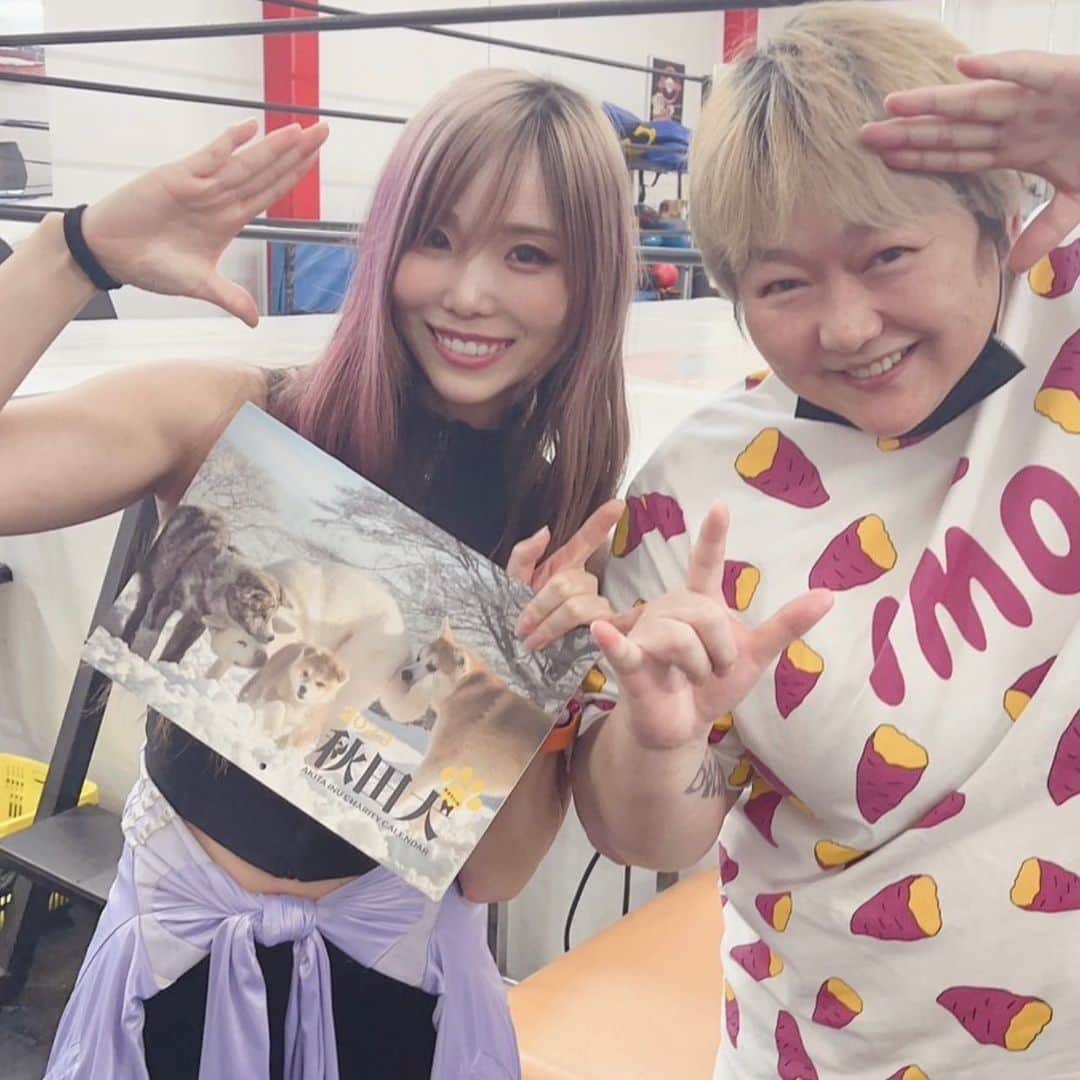 長与千種さんのインスタグラム写真 - (長与千種Instagram)「・ KAIRI選手が 日本に帰って来てから 中々、ご挨拶に来れずに居ましたが、やっと来れましたと手土産持って来てくれました🥰✨ 本当に義理堅い人格者です  スターダム在籍の時から 何度かご飯行ったり WWEに行く前も来てくれて、行って参りますのご挨拶✨ 更に可愛さと綺麗さと 人間力の魅力に磨きがかかってました❗️❗️ 道場に置いてあった秋田犬のカレンダーを手に取り 可愛い😍の連発  『ありがとう❗️本当に可愛いんだよ…笑』  頑張れカイリ🥰  #KAIRI #wwe  #可愛い女の子  #義理堅い」6月11日 11時17分 - chigusanagayo