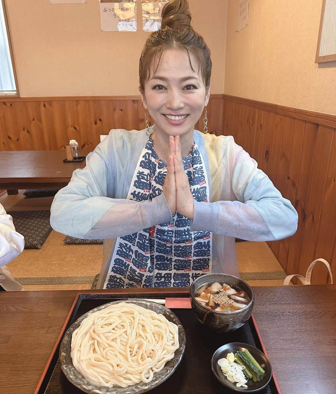 倉本康子さんのインスタグラム写真 - (倉本康子Instagram)「⭐️ おんな酒場放浪記ロケも楽しく終えてきましたー！ 画像はロケ途中でのランチです。 手打ちうどんと甘じょっぱい肉汁が美味しくて止まらなくなりそうになりました。  さて！今夜20:00〜21:00は  RCCラジオ 「アンガールズのカープ愛炸裂番組カーティスト」 広島県福山市のJFE西日本フェスタでの公開放送の特別番組です！  ぜひぜひラジオをお聴きくださいねー！ 東京で聴いている私は radikoのエリアフリー登録をしているので毎週番組を楽しんでますよー☺️📻 今夜の特別番組もどうぞお楽しみにー！  #アンガールズ　さん #カーティスト #カープ愛炸裂番組カーティスト #jfe西日本フェスタ #おんな酒場放浪記 #おんな酒場放浪記ロケ #ロケ中のランチ時には手拭いをかけてます #手拭い #かなりの枚数持ってます #この日の手拭いは #カープ手拭い #手拭い好き」6月11日 11時19分 - yasuko_kuramoto_yakko