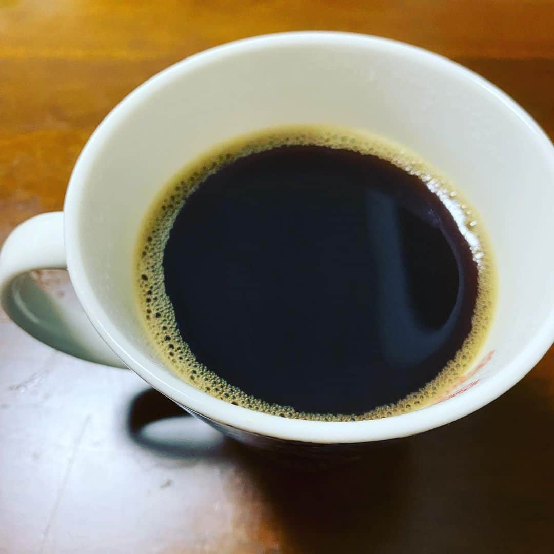 カバのインスタグラム：「コーヒーチャレンジ☕️  おはようございます！ 本日もコーヒーから！ (88日目)  今日は朝からジムらせていただいて、午後はパン屋さんのお手伝いします！お手伝いといってもお店ではなく、家で事務的なことですね！大阪は雨なので、ご来店される方はどうぞお気をつけてお越しください😊  来週のなんばグランド花月、吉田裕新座長新喜劇の台本頂きました！かなり面白い内容で裕さんらしさ全開で楽しみです！😁 1週間ありますので、是非なんばグランド花月まで笑いに来てください！  では皆さん、今日も良い一日を！  #吉本新喜劇 #カバ #コーヒーチャレンジ #苦手なコーヒーをお茶の感覚で飲めるようになるまでの道のり #コーヒー #カフェ #カフェ巡り #喫茶店巡り #coffee #coffeechallenge #Cafe #MOUNT HAGEN #ARABICA CAFE #instant #カバッチグー #どーゆーそれー」