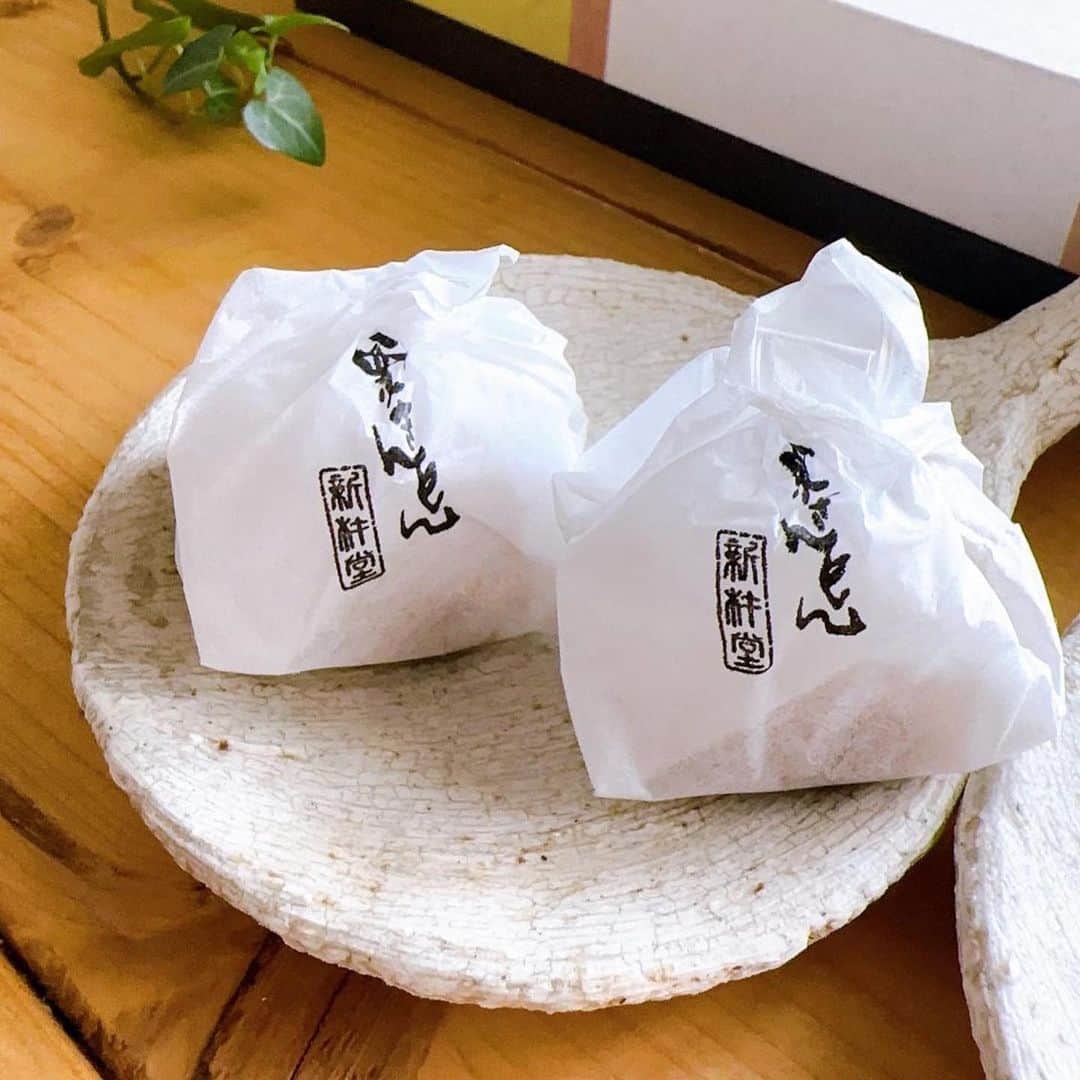 Shinkinedo Group inc.さんのインスタグラム写真 - (Shinkinedo Group inc.Instagram)「栗きんとんでトトロ あんこのまっくろくろすけのアレンジ🌰💕 可愛くて食べるのがもったいないです〜🫣✨  これはお子様も大喜びですね💕︎  素敵な投稿ありがとうございます🫶  #Repost @mikumama39 ・・・ ⁡ @𝗆𝗂𝗄𝗎𝗆𝖺𝗆𝖺𝟥𝟫 #おうちごはん ⁡ ⁡ こんにちは😊　 みくままです🌸 ⁡ ⁡ 今日も良い天気の月曜日☀️ この太陽のお陰で、デニムも乾きそうです👖👖👖 ⁡ ⁡ 土曜日、日曜日で充電できたので 今日からまた1週間頑張ります♬ ⁡ ⁡ さて、 先日ですがいつもお取り寄せしている @shinkinedo さんの栗きんとんで 『トトロ栗きんとん🌰』を作ってみました。 ⁡ ⁡ #新杵堂　さんの栗きんとんは 国産栗と砂糖のみで作ってあって もぅ〜ね、ひと口食べると口の中に 栗がふわぁ〜っと広がって、栗・栗・ 栗🌰🌰🌰です😊 ⁡ ⁡ 砂糖は入っているけど、甘さ控えめなのでより一層栗が感じられます😍 ⁡ ⁡ おせちに入ってる栗きんとんとは違いますよーーー😆 ⁡ ⁡ 岐阜県の栗きんとんはとっても有名ですけど、私は　@shinkinedo さんの栗きんとんが一番合っているかな ♡♡♡♬ ⁡ ⁡ もちろん、家族皆んな大好き❤ じーちゃんもばーちゃんも喜んで食べます🌰🌰🌰 ⁡ ⁡ 父の日👔や敬老の日👵の贈り物にも 喜んで貰えそうですね💛 ⁡ ⁡ ⁡ ストーリーにURL貼っておくので どんな栗きんとんか、見てみてね おすすめですよ😊 ⁡ ⁡ ⁡ 6月4日20時-6月11日1:59分まで栗きんとん20個50％オフを行っているみたいなのでチャンス⭐️☝️ですね。 ⁡ ⁡ それでは今日も 良い一日をお過ごし下さい❤️ ⁡ ⁡ ⁡ いいね👍 フォロー！ ありがとうございます😊 とっても嬉しいです。 ⁡ ⁡ ⁡ ⁡ ご訪問下さり ありがとうございます❤️ ⁡ ⁡ ⁡ お気軽にフォローして下さると 嬉しいです😆 仲良くして下さいませ💕♬ @𝗆𝗂𝗄𝗎𝗆𝖺𝗆𝖺𝟥𝟫 ⁡  #今日のスイーツ #今日のデザート #スイーツアレンジ #くりきんとん #暮らしの記録 @shinkinedo #新杵堂 #栗きんとん #デザート #スイーツ #お取り寄せスイーツ #おとりよせ #おとりよせスイーツ  #となりのトトロ  #まっくろくろすけ #甘党 #甘党女子  #甘党男子 #甘党さんと繋がりたい  #甘いの大好き  #甘いもの好きな人と繋がりたい  #甘いもの好き  #あんこ #あんこ好き  #あんこスイーツ  #あんこ好きな人と繋がりたい」6月11日 18時00分 - shinkinedo