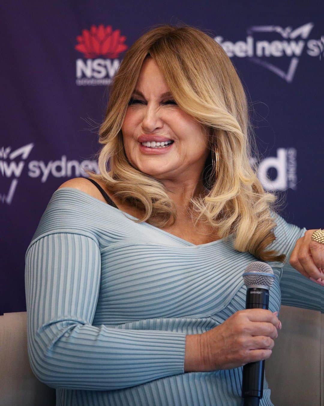 Just Jaredさんのインスタグラム写真 - (Just JaredInstagram)「Jennifer Coolidge poses in front of the Sydney Opera House ahead of a press conference at the Vivid Festival in Australia #JenniferCoolidge #MikeWhite Photos: Getty」6月11日 11時31分 - justjared