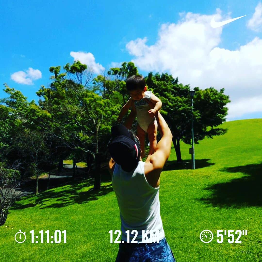 三田尚央のインスタグラム：「朝ラン(^^)(12kmまったりジョグ😁✨✨)  朝起きてやる気０。 雨降ってるし行かなくていいかなと思ったけど、いつものごとく出発‼️‼️ まったりゆっくりジョグで12km行ってきました🎵  32歳目標達成目指して頑張ります☀️ 積み重ね大事❗ 継続あるのみ(^^) 健康一番‼️‼️  思い出の一コマ‼️  日々成長❕ 日々挑戦❕ 日々感謝❕  #ランニング #目指せフルマラソン #日々成長 #日々挑戦 #日々感謝 #息子 #娘 #家族 #32歳 #instagram  #目標 #筋トレ #ダイエット #ストレッチ #トレーニング #メンタル #NIKE #ラン #夜ラン #フルマラソン #ハーフマラソン #頑張ります #笑顔 #ビール #サッカー #12kmラン #ジョグ #スッキリ #6月 #雨」