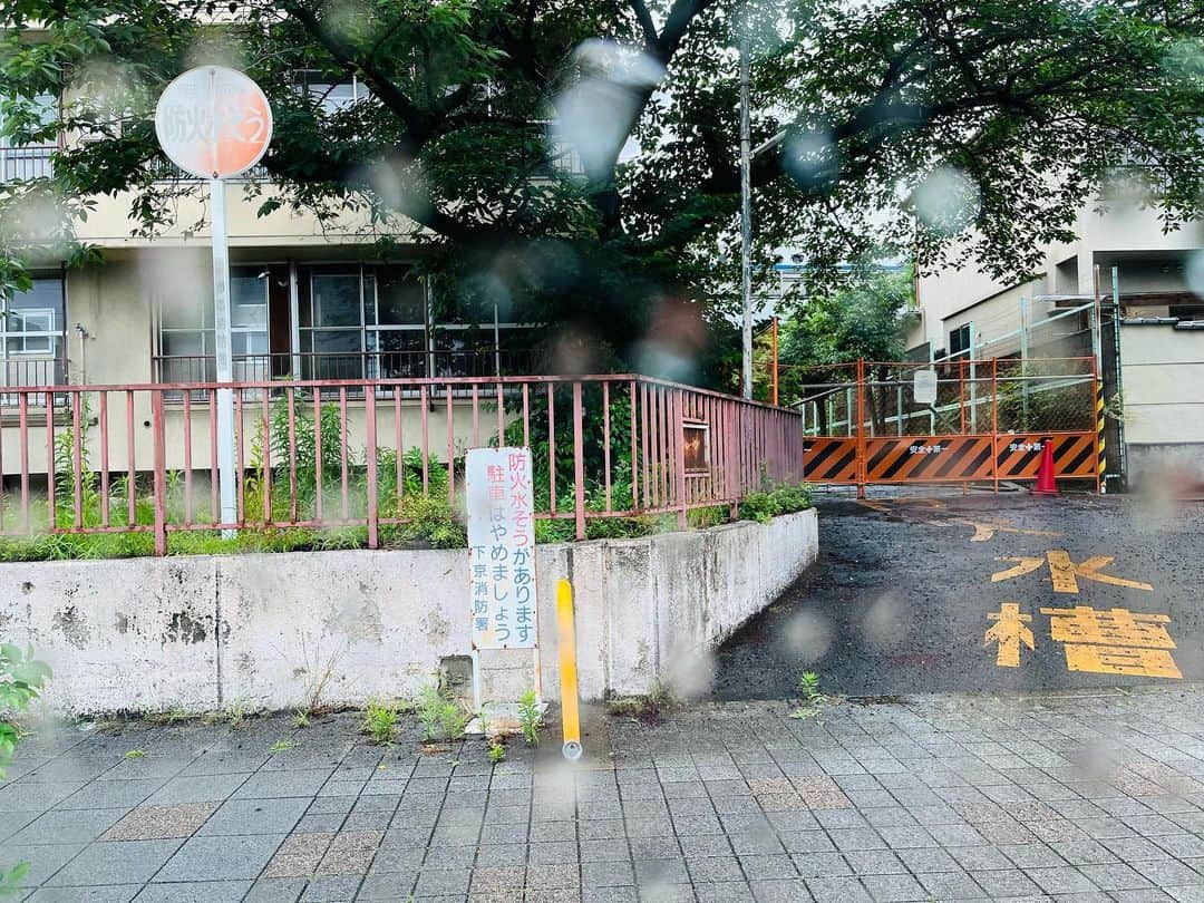 のインスタグラム：「京都到着🚅 あいにくの雨ですが、今日は京都ラグでライブです。 お足元お気をつけてお越しください。😊 #ナオトインタクヤ」