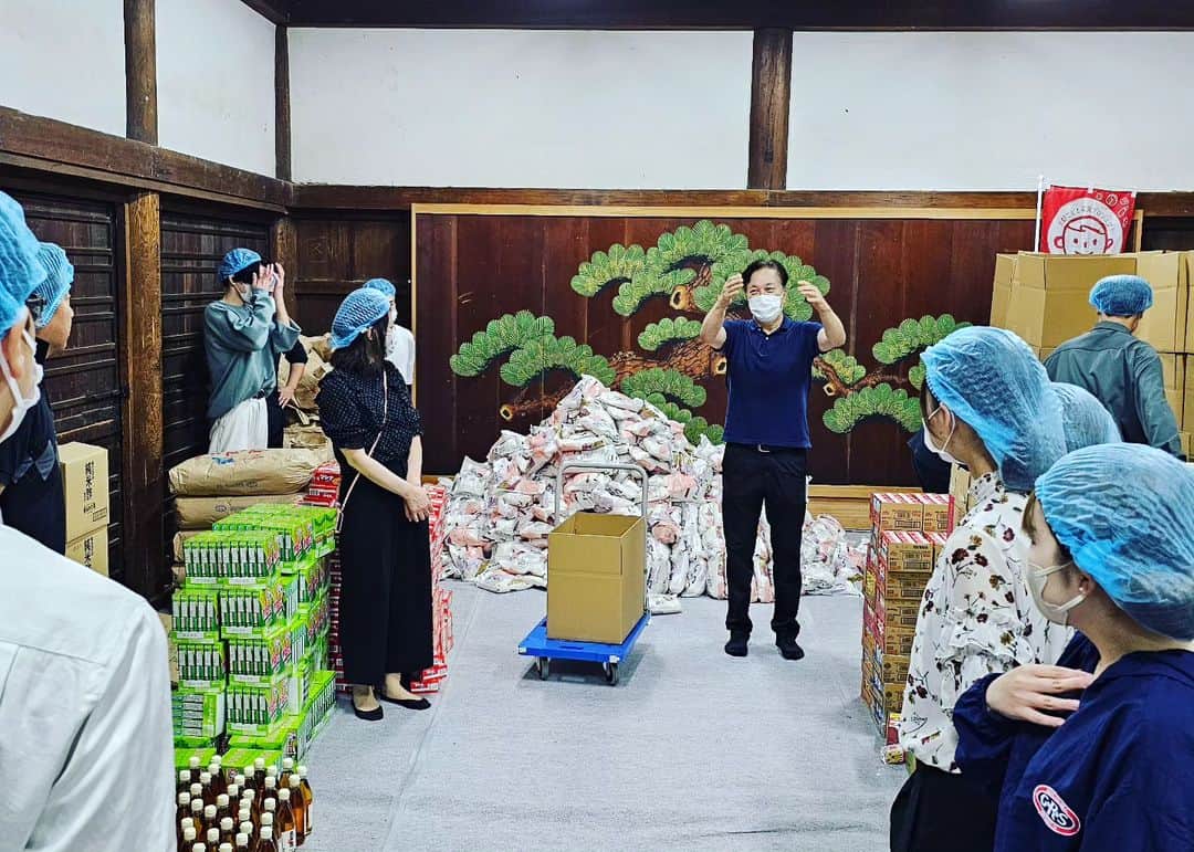竹内弘一さんのインスタグラム写真 - (竹内弘一Instagram)「#京都こども宅食プロジェクト  中京区・北区の利用者412世帯分の 梱包作業を世界遺産上賀茂神社の 重要文化財の建物をお借りして実施しました。 ４年目に入ったプロジェクトですが、 コロナ禍の大変なときを経て 継続できていることは、ご協力者の皆様の おかげです。改めて感謝申し上げます。 今年度は、伏見、中京、北に加えて 山科もスタートします。 はじめるからには２ヶ月に一度の宅食を 継続して、いつでもお困りごとを相談いただける 体制を作り、地域のセーフティーネットの ひとつとして生活が厳しいご家庭を 応援していきたいと思います。 まだまだお金も物資も足りません。 今後ともご支援のほど、 よろしくお願いいたします！  #こども宅食 #セーフティーネット #助け合い #生活支援 #京都 #上賀茂神社」6月11日 11時40分 - takeuchi_koichi