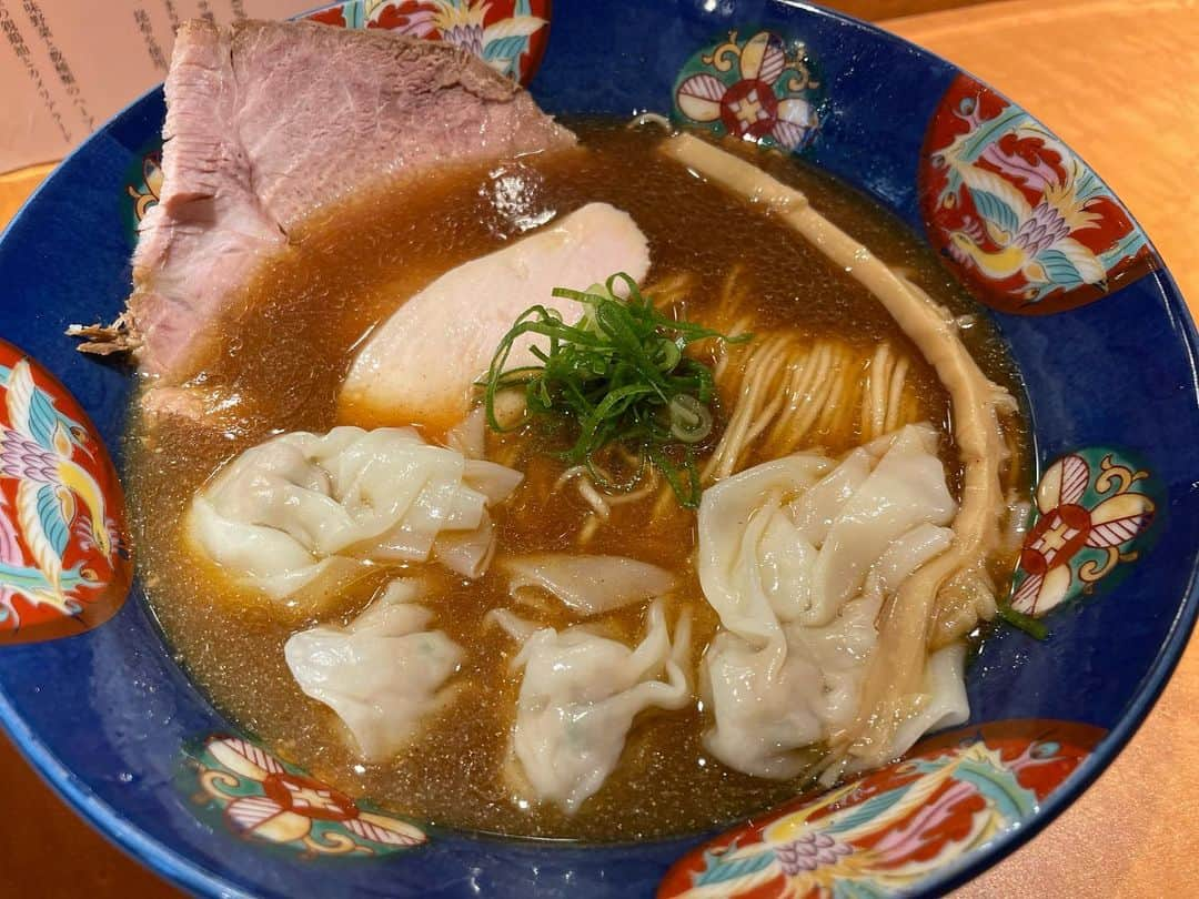 松浦まりなさんのインスタグラム写真 - (松浦まりなInstagram)「神楽坂で🍜ラーメン✨  特製ラーメンとワンタン麺、餃子🥟 チャーシュー丼を😊  店内はカウンター😃 木の温もりに溢れて店内過ごしやすい雰囲気！  熱々の餃子🥟カリッとジューシー ワンタンはゆずの香りとともに ジュワッと肉汁👍  ラーメンの🍜メンマが大きく長くてビックリ 豚と鶏のチャーシューに 細麺でするっと喉越しよし！ お腹も満足😀  @ramenya_ryoma #醤油ラーメン #PR #神楽坂ランチ #神楽坂ディナー #三河屋製麺 #〆のラーメン #らぁ麺ゃRYOMA #神楽坂ラーメン」6月11日 11時51分 - matsuura.marina