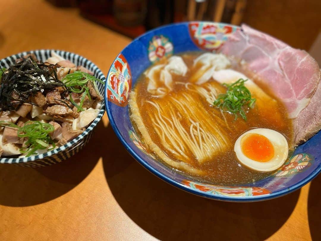 松浦まりなさんのインスタグラム写真 - (松浦まりなInstagram)「神楽坂で🍜ラーメン✨  特製ラーメンとワンタン麺、餃子🥟 チャーシュー丼を😊  店内はカウンター😃 木の温もりに溢れて店内過ごしやすい雰囲気！  熱々の餃子🥟カリッとジューシー ワンタンはゆずの香りとともに ジュワッと肉汁👍  ラーメンの🍜メンマが大きく長くてビックリ 豚と鶏のチャーシューに 細麺でするっと喉越しよし！ お腹も満足😀  @ramenya_ryoma #醤油ラーメン #PR #神楽坂ランチ #神楽坂ディナー #三河屋製麺 #〆のラーメン #らぁ麺ゃRYOMA #神楽坂ラーメン」6月11日 11時51分 - matsuura.marina