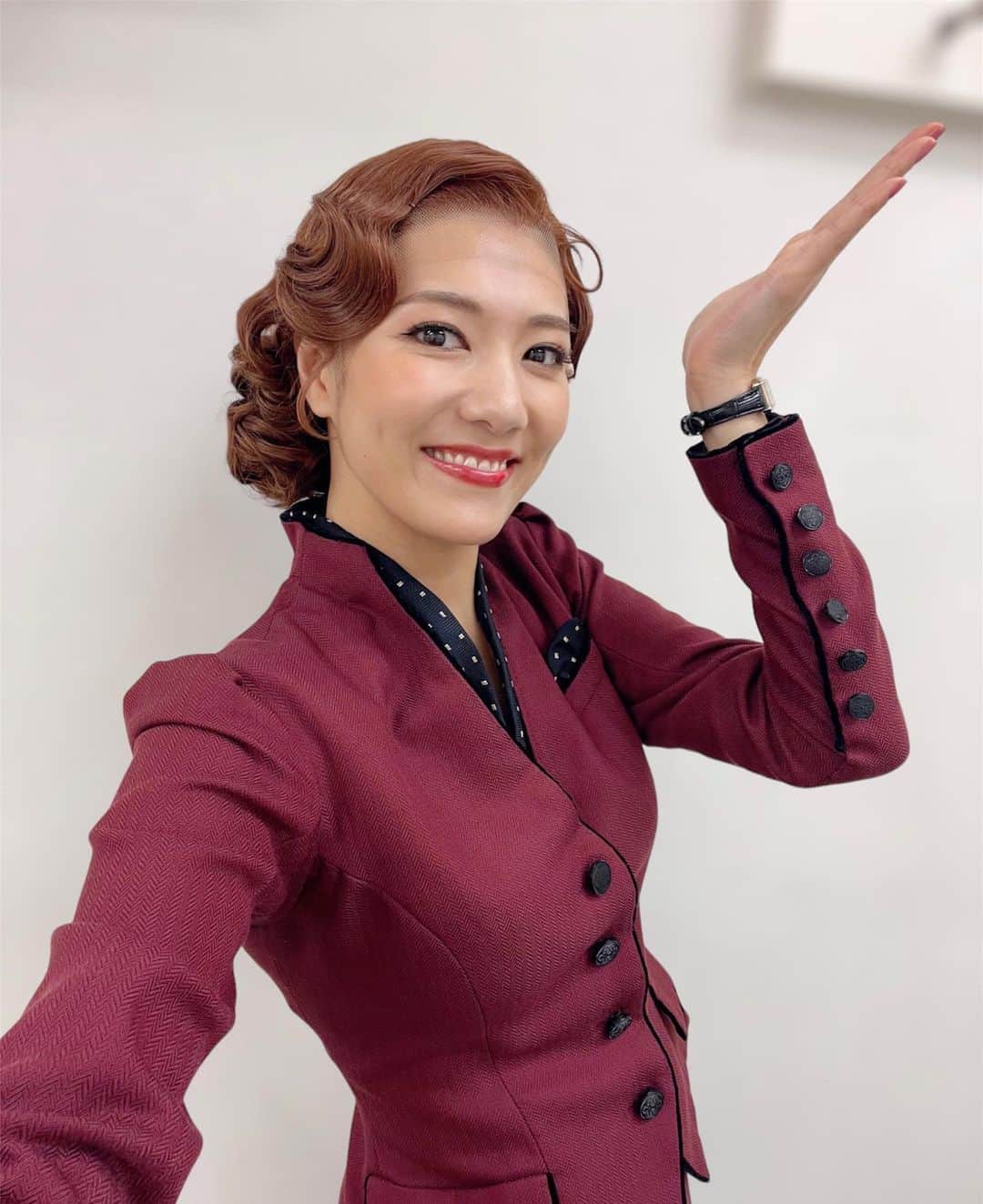 宮澤佐江のインスタグラム：「ミュージカル『She Loves Me』 全43公演無事に終了しました。 学びもたくさん刺激もたくさん反省ももちろんありましたが 声を大にして一番に言えることは『死ぬほど楽しかった』です。！ スタッフチームのつくる空気感しかり 大先輩で大ベテランの役者の皆様の懐の広さ 考えや感覚の合う同世代。 いろんなものが奇跡的に合致してSheLovesMeというチャーミングでハッピーな作品が出来上がったと思います。 また大好きな作品とカンパニーに出逢うことが出来て幸せです。 なんなら少し特別な作品になったくらい。 どこを切り取っても愛くるしい思い出ばかりで泣けちゃいます。 どうかこのご縁がこの先もずっとずっと続きますように… 心からそう思います。  そしてご観劇してくださった全ての皆様、 2023年のSheLovesMeを愛してくださり応援してくださり 本当にありがとうございました。 客席から伝わってくる温かい空気や笑顔にたっくさん救われました。 またどこかでお会いできますように、、！💌 . #みそじーずで毎日撮った写真 #音響さんが描いてくれた愛あるイラスト #薮画伯が描いた5歳児レベルの絵 #どこを切り取っても愛くるしい思い出ばかり #BIGLOVE #SheLovesMe 完💚💁🏻‍♀️💁🏻‍♂️」
